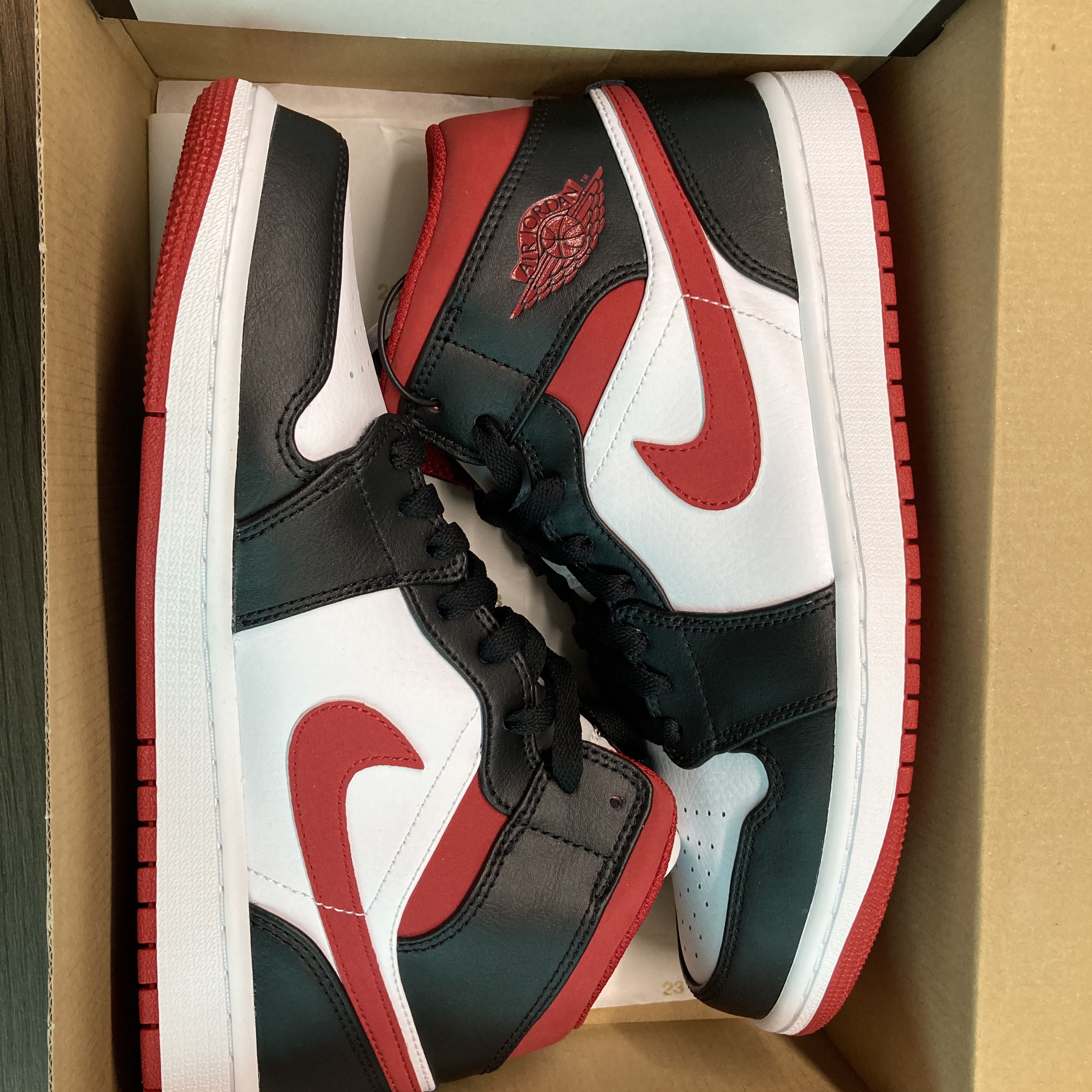 Jordan 1 Mid Gym Red Black White 착용 스타일