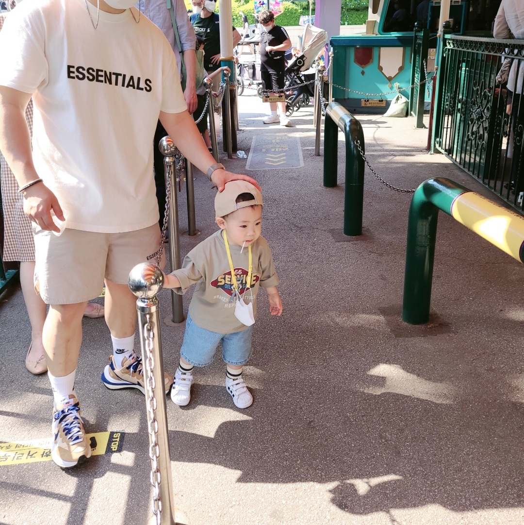 Essentials 3D Silicon Applique Boxy T-Shirt White - 20SS, Essentials Volley Shorts Moss - 20SS 착용 스타일