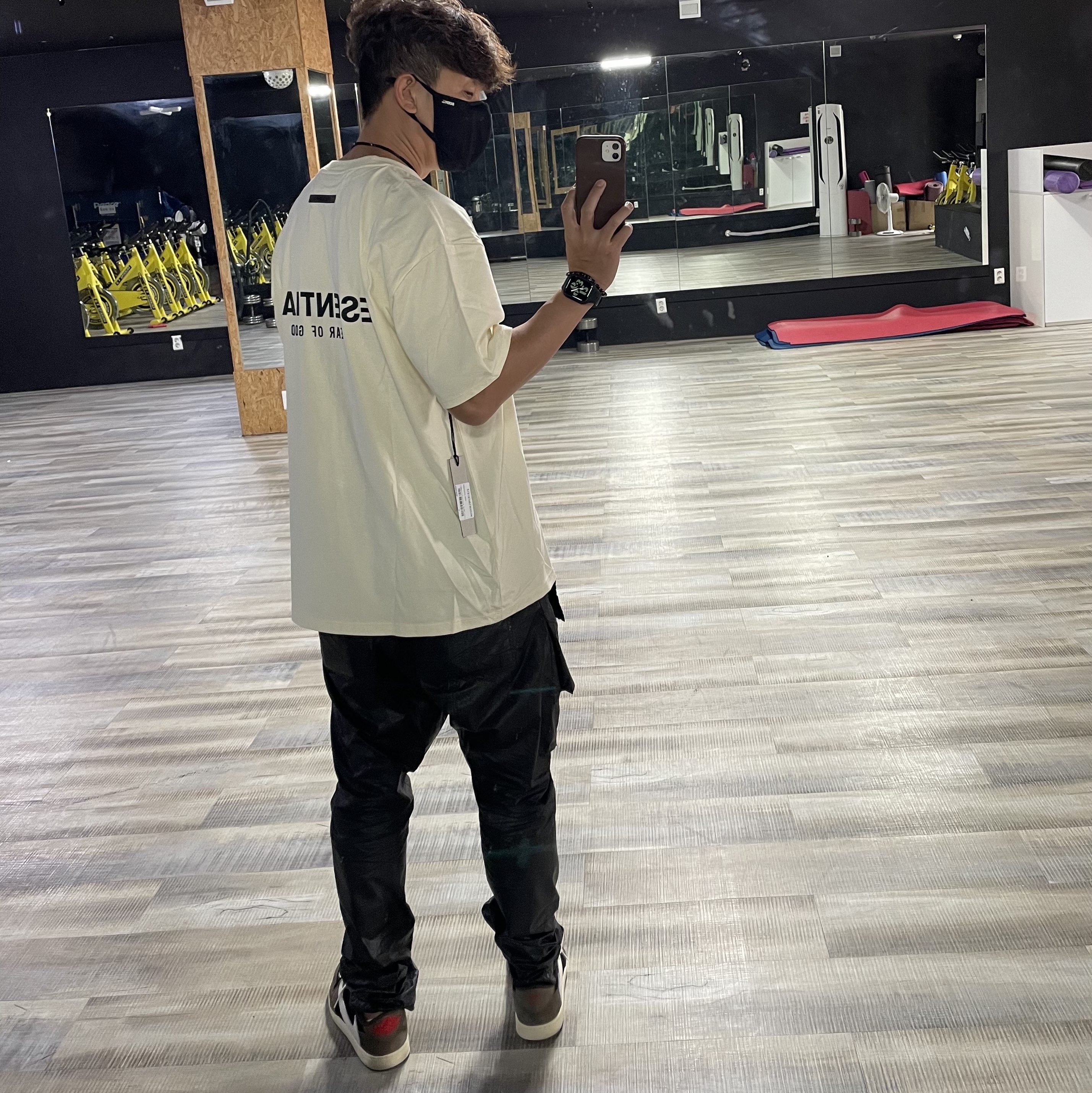 Essentials T-Shirt Cream - 21SS, Jordan 1 x Travis Scott Retro Low OG SP Mocha 착용 스타일 - 2