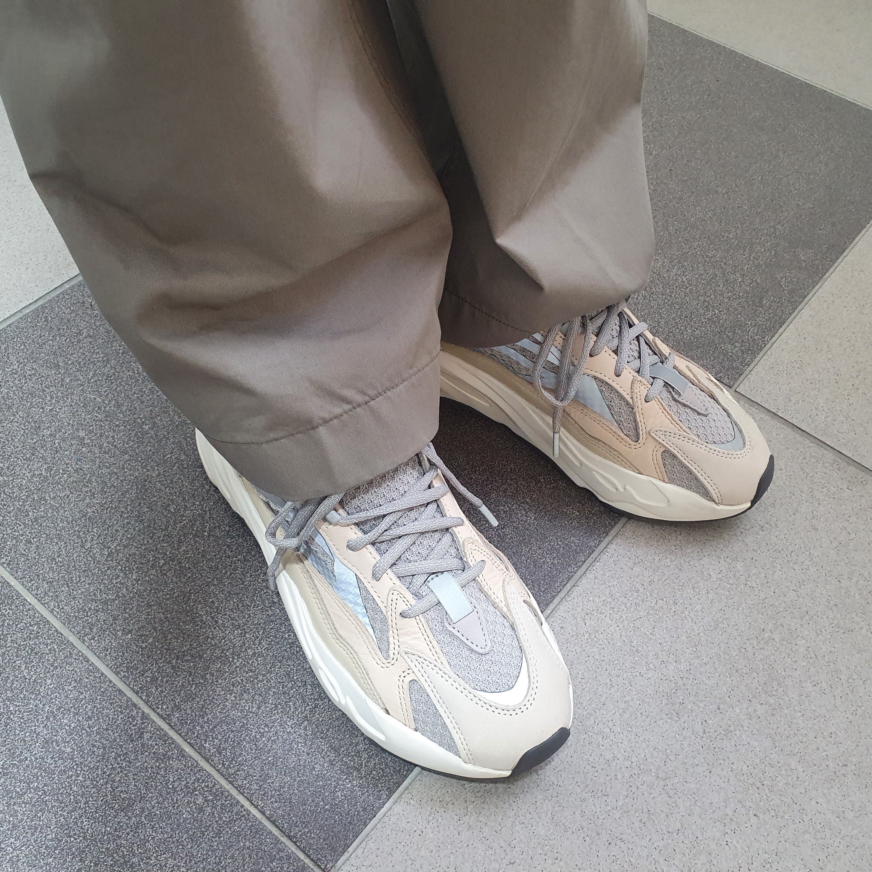 Adidas Yeezy Boost 700 V2 Cream 착용 스타일