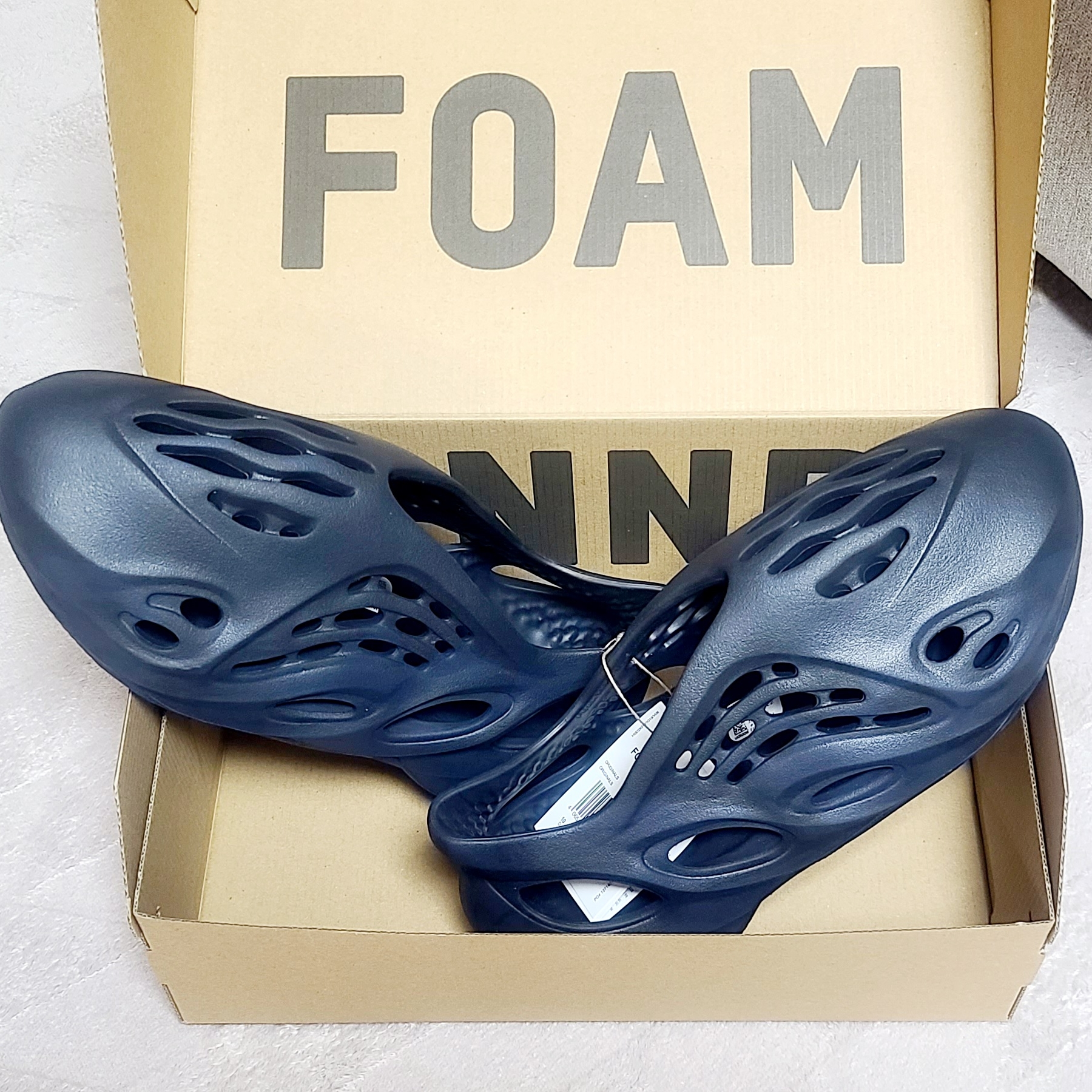 Adidas Yeezy Foam RNNR Mineral Blue 착용 스타일