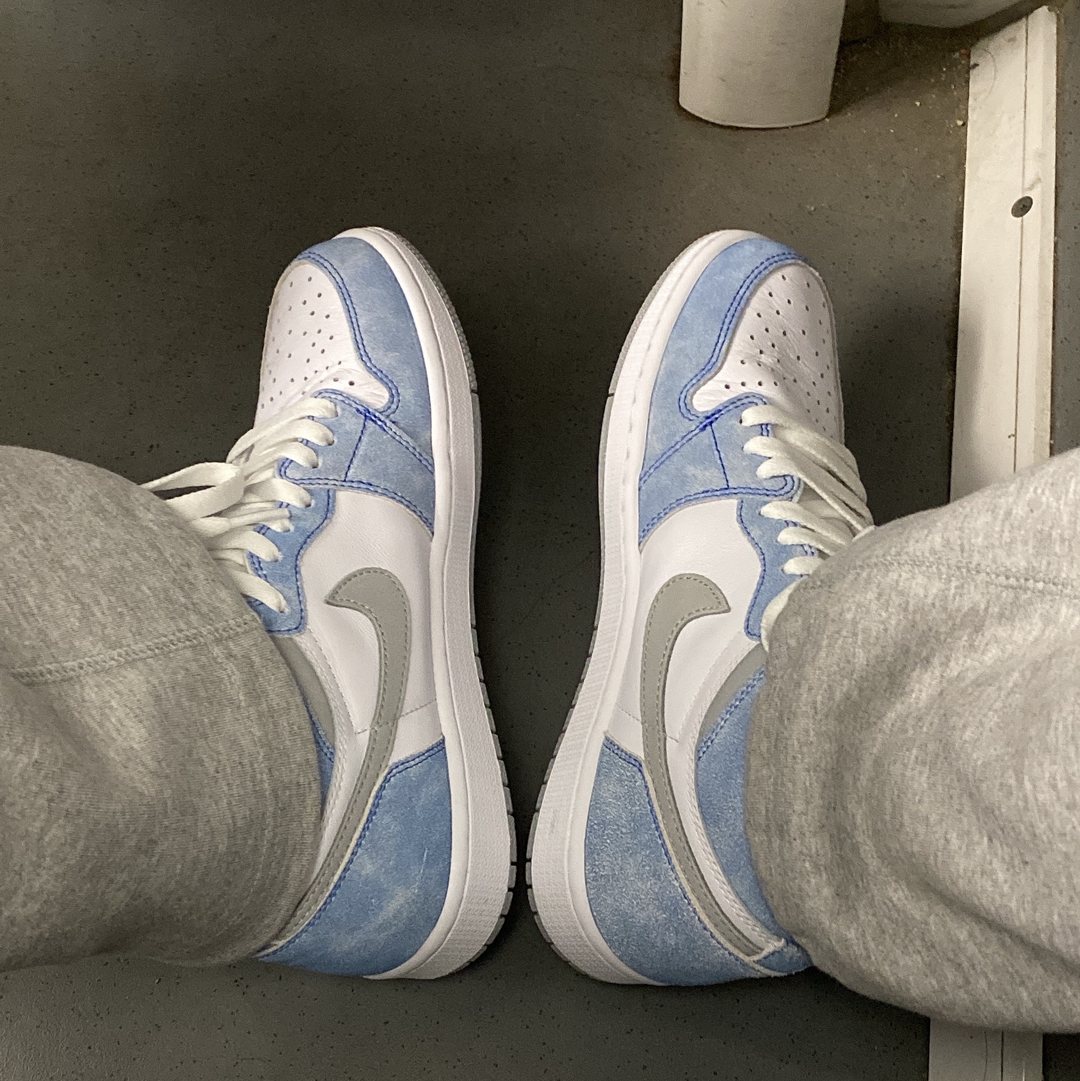 Jordan 1 Retro High OG Hyper Royal 착용 스타일