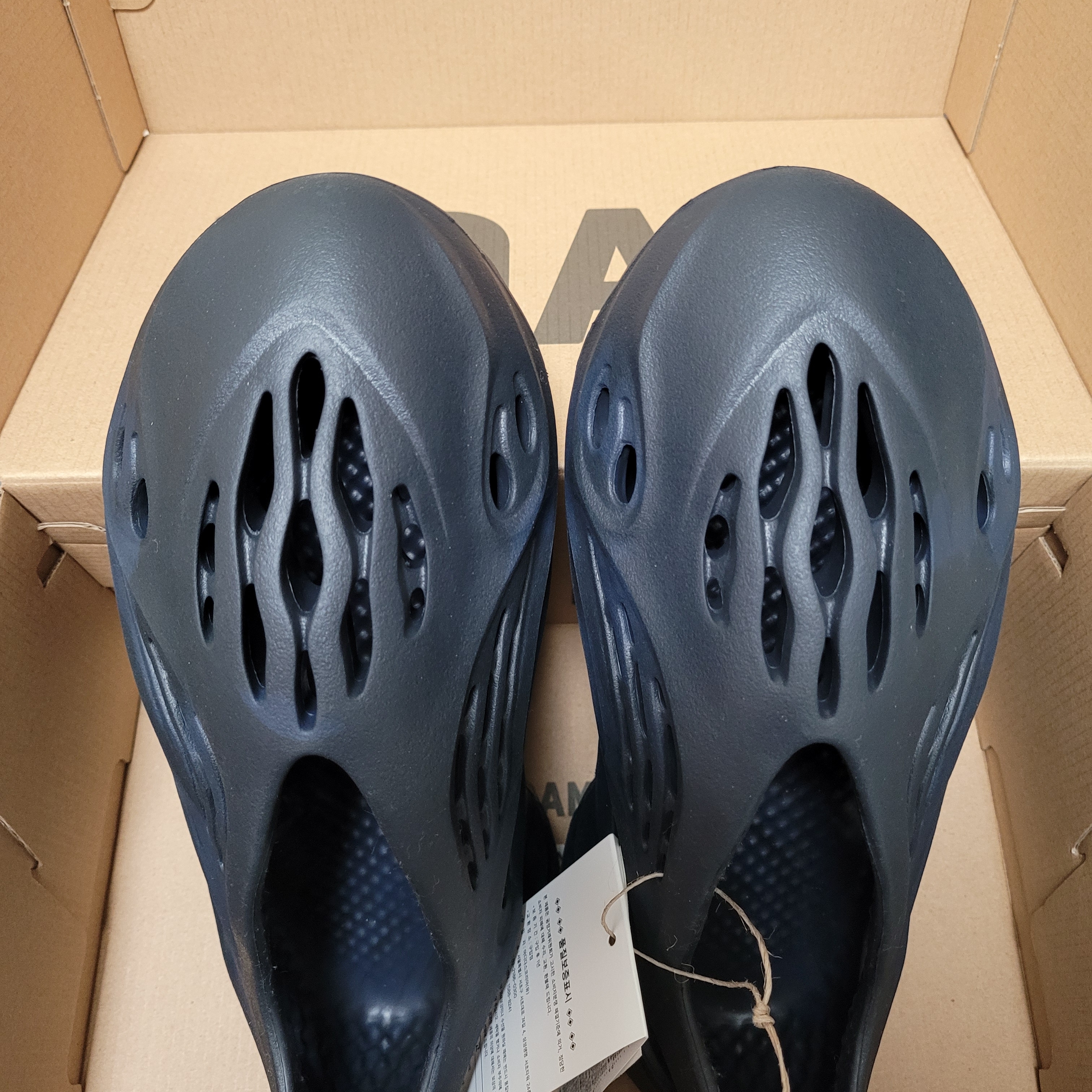 Adidas Yeezy Foam RNNR Mineral Blue 착용 스타일 - 1