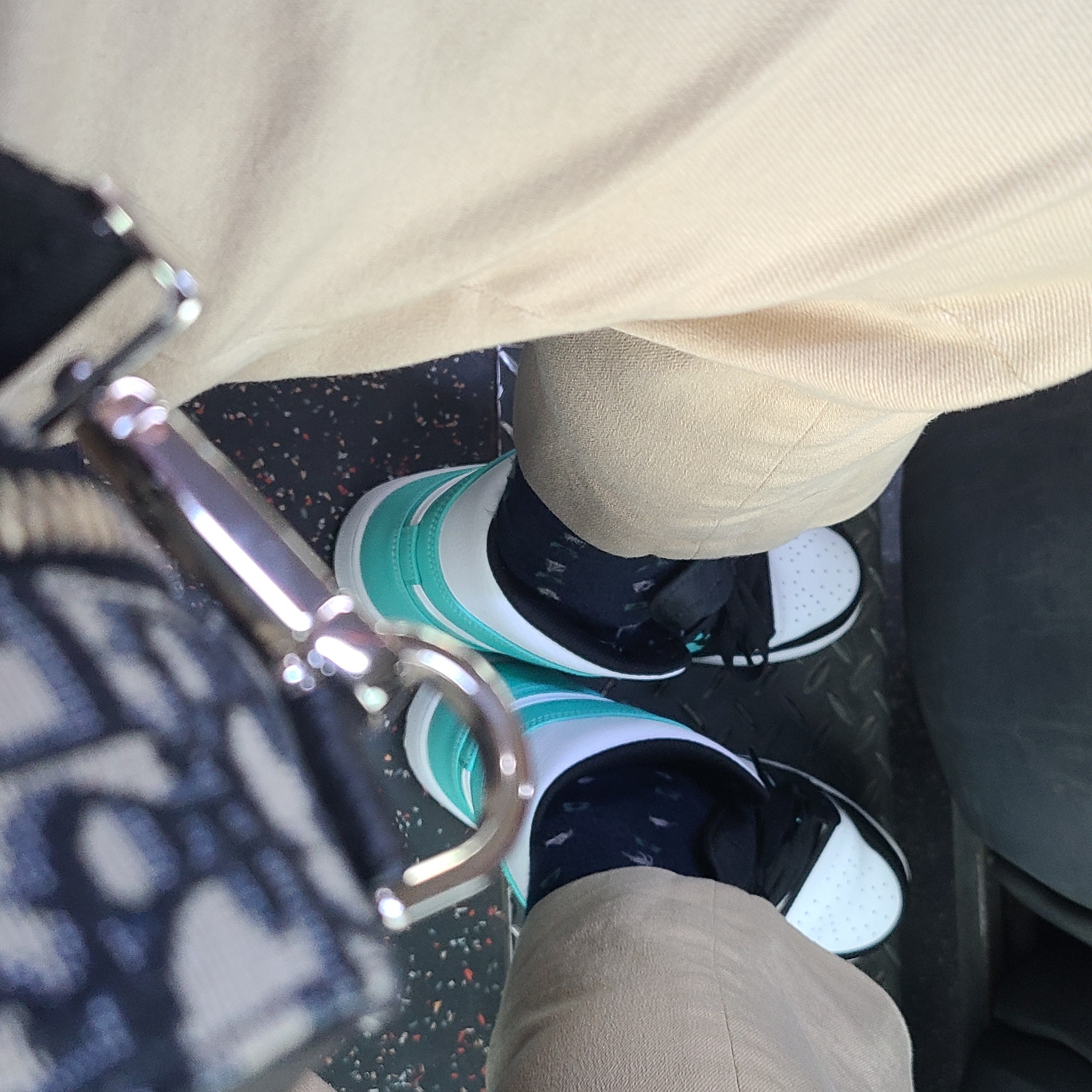 Jordan 1 Mid Tropical Twist 착용 스타일