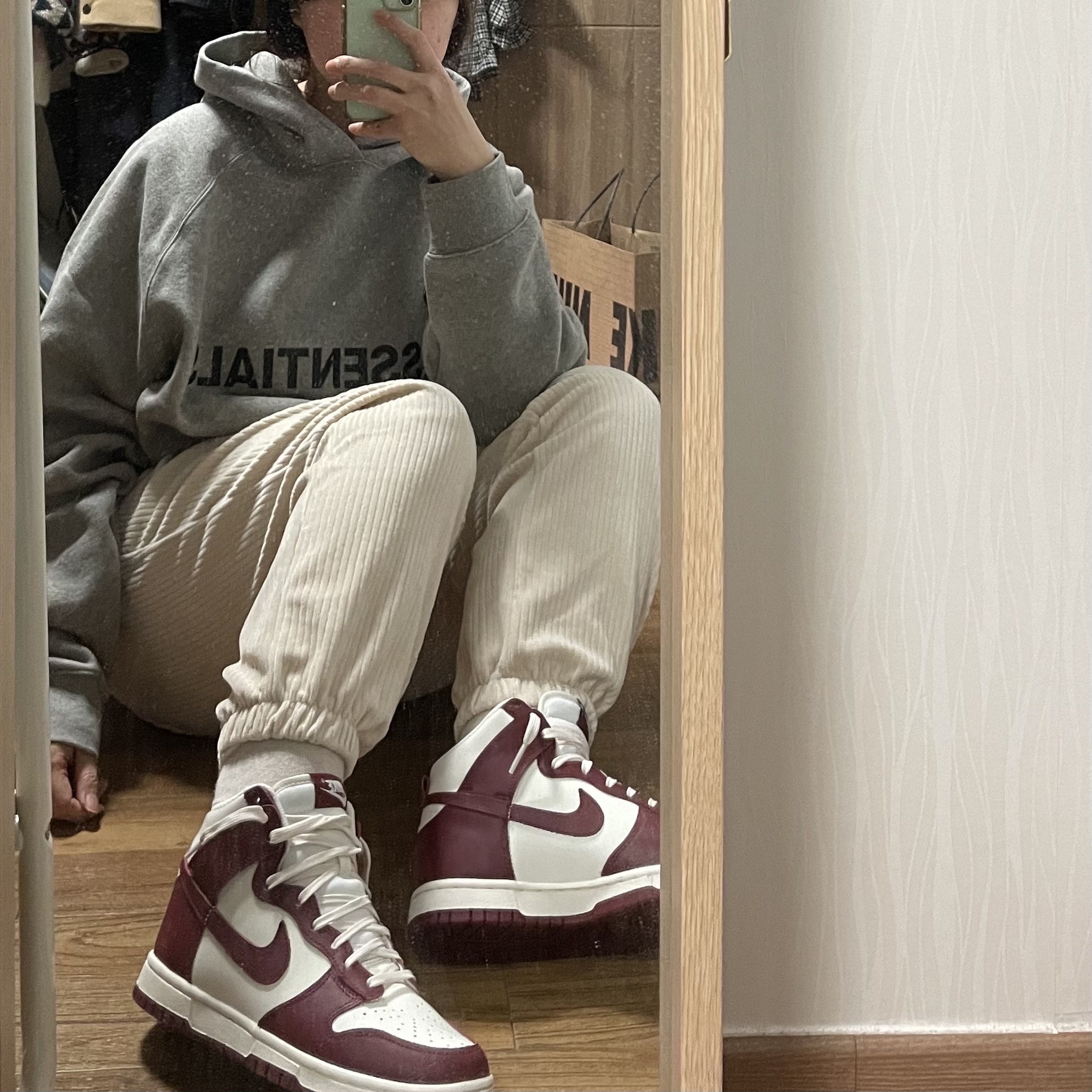 (W) Nike Dunk High Team Red, Essentials 3D Silicon Applique Pullover Hoodie Gray Flannel/Charcoal - 20SS 착용 스타일