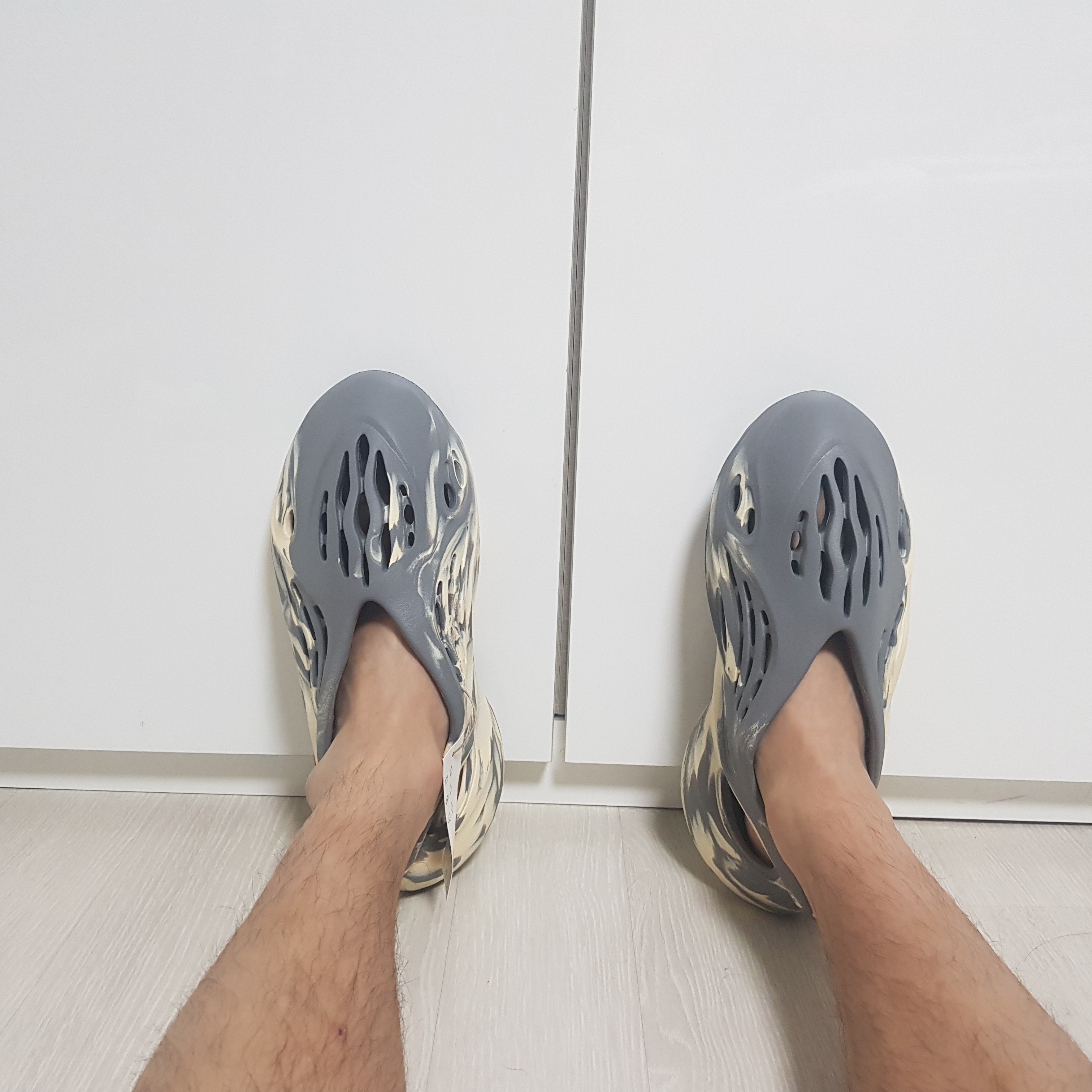 Adidas Yeezy Foam RNNR MXT Moon Gray 착용 스타일 - 1