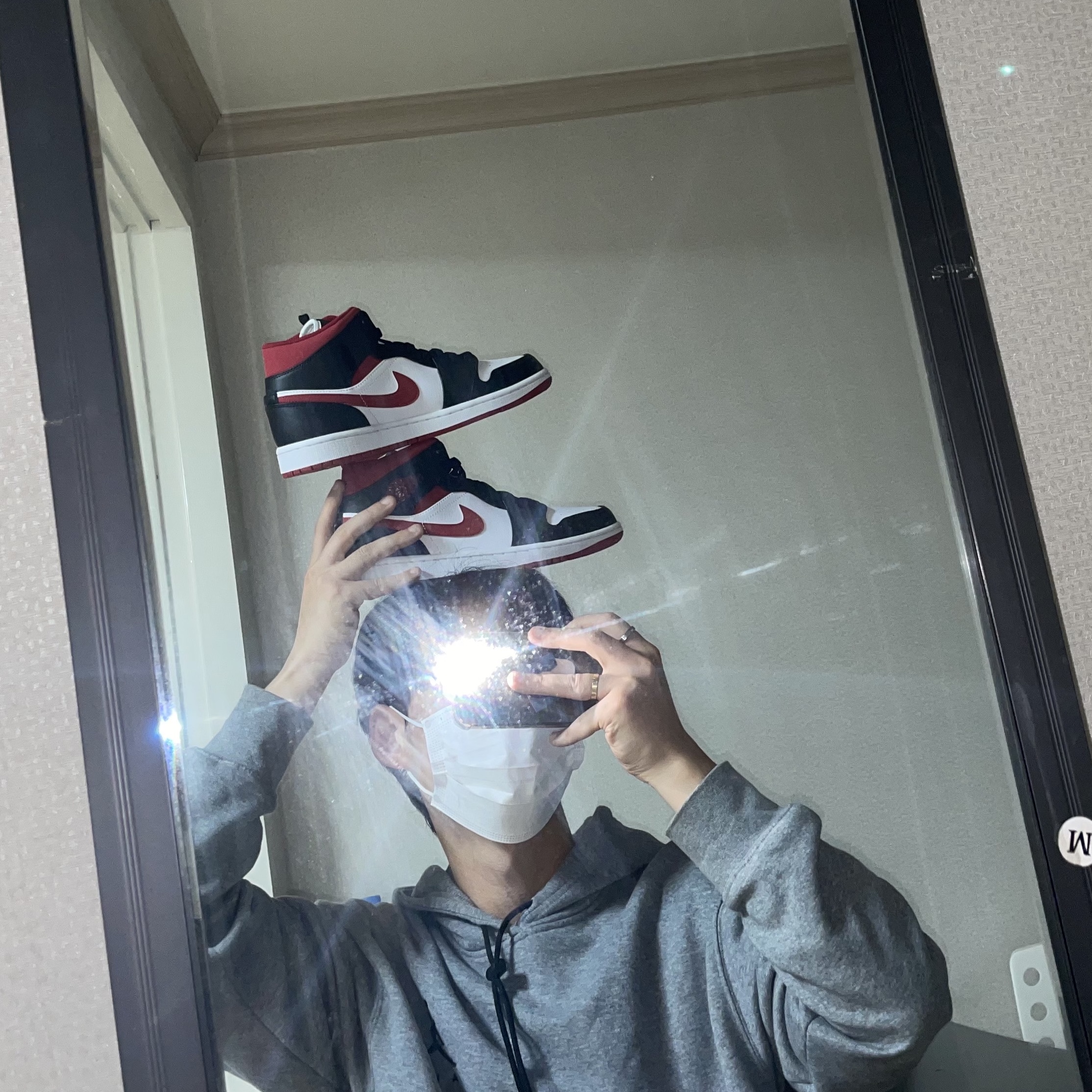 Jordan 1 Mid Gym Red Black White 착용 스타일 - 1