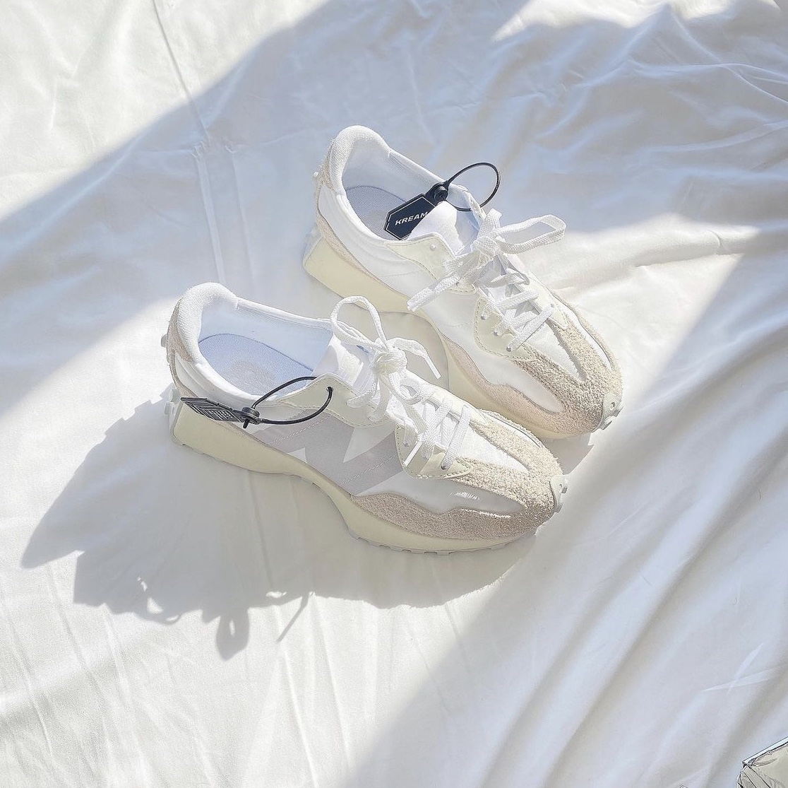 (W) New Balance 327 White Moonbeam 착용 스타일