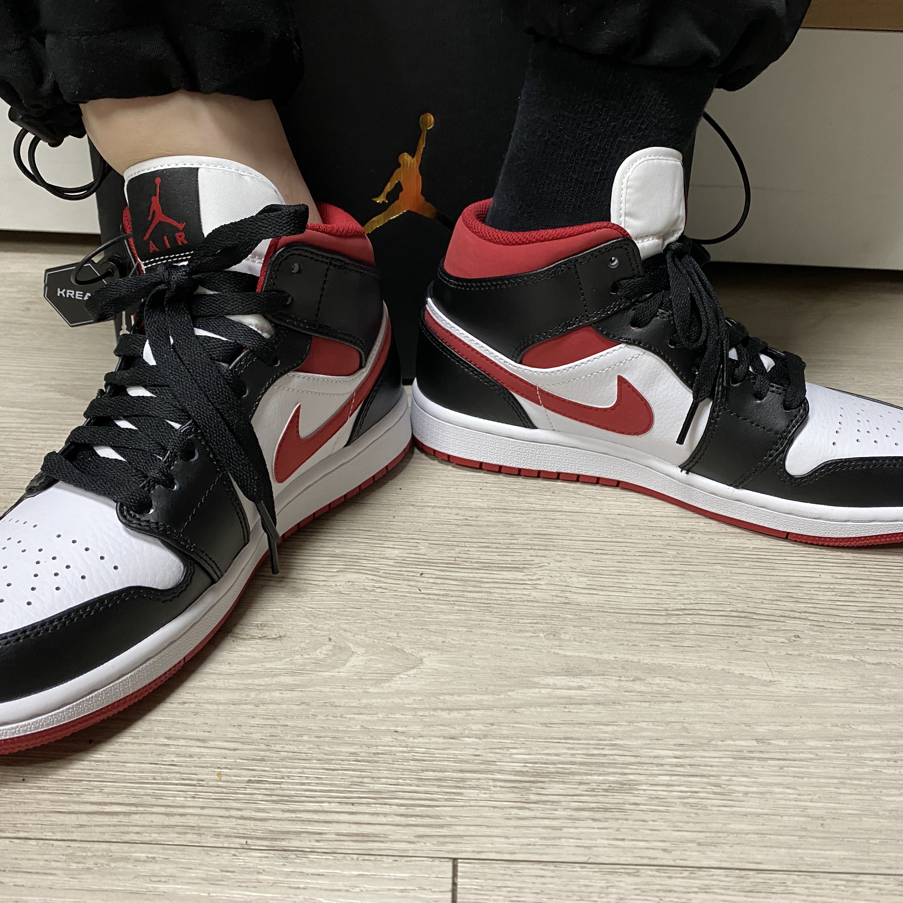 Jordan 1 Mid Gym Red Black White 착용 스타일 - 4