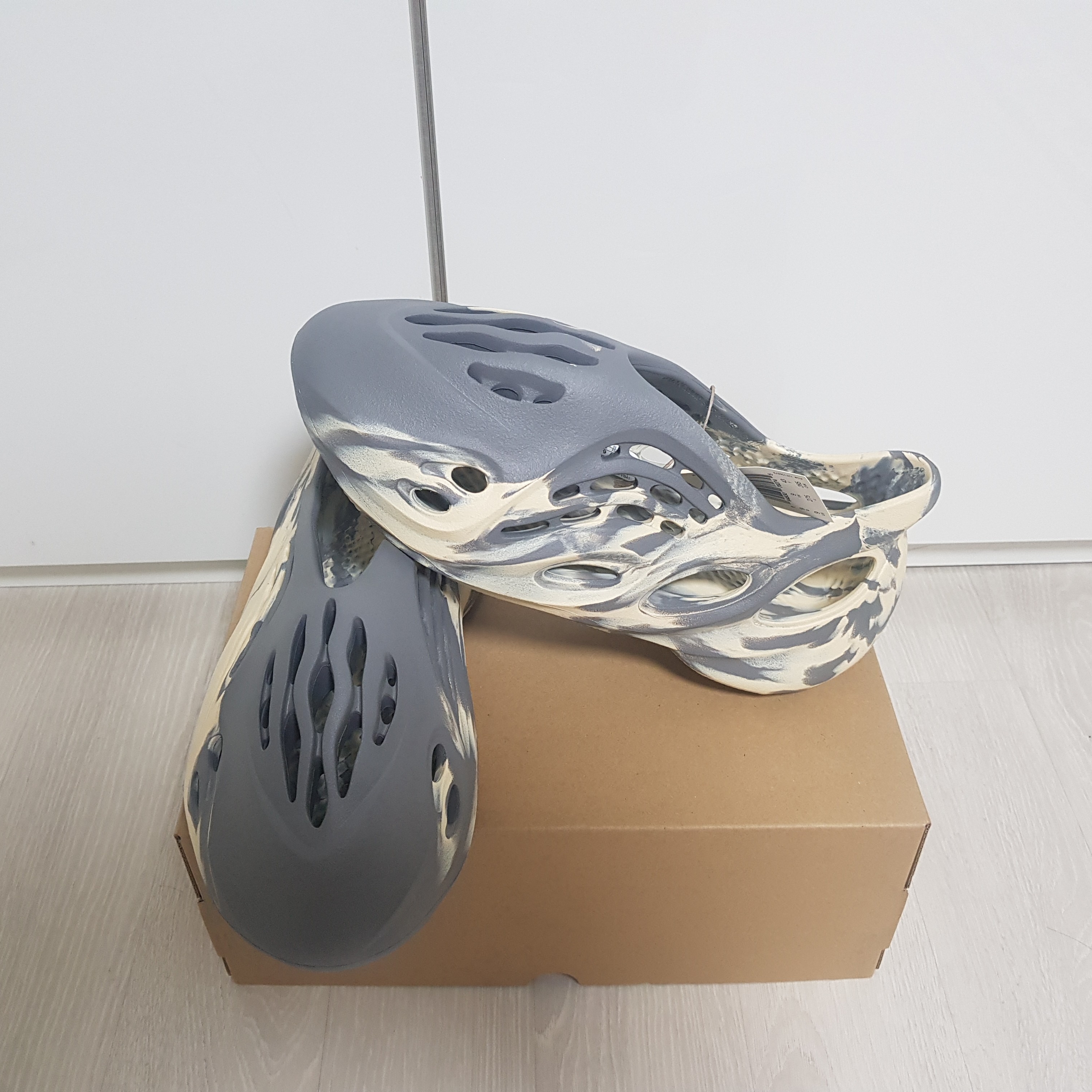 Adidas Yeezy Foam RNNR MXT Moon Gray 착용 스타일 - 2