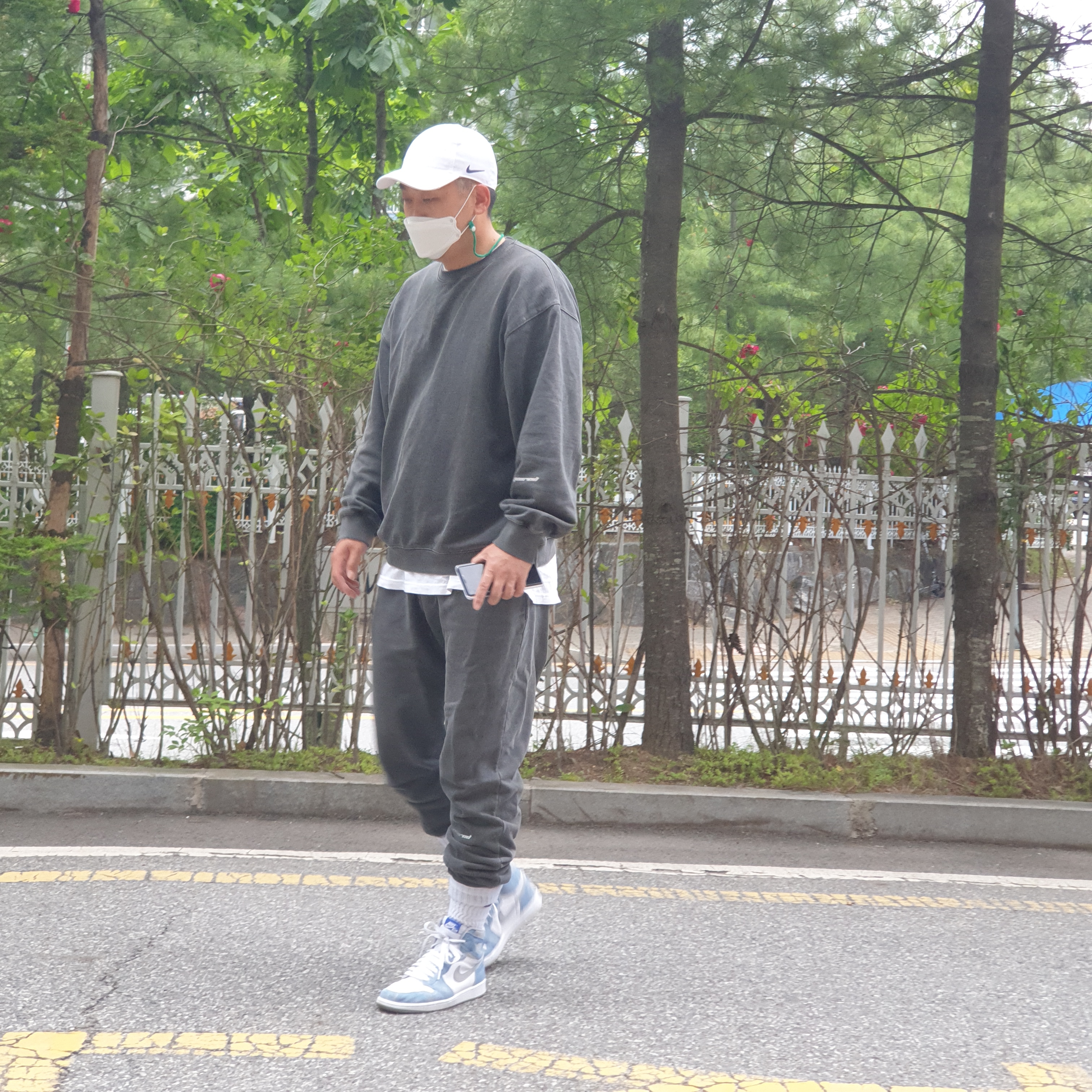 Jordan 1 Retro High OG Hyper Royal, Nike x Drake Nocta Cardinal Stock Essential Cap White 착용 스타일 - 1