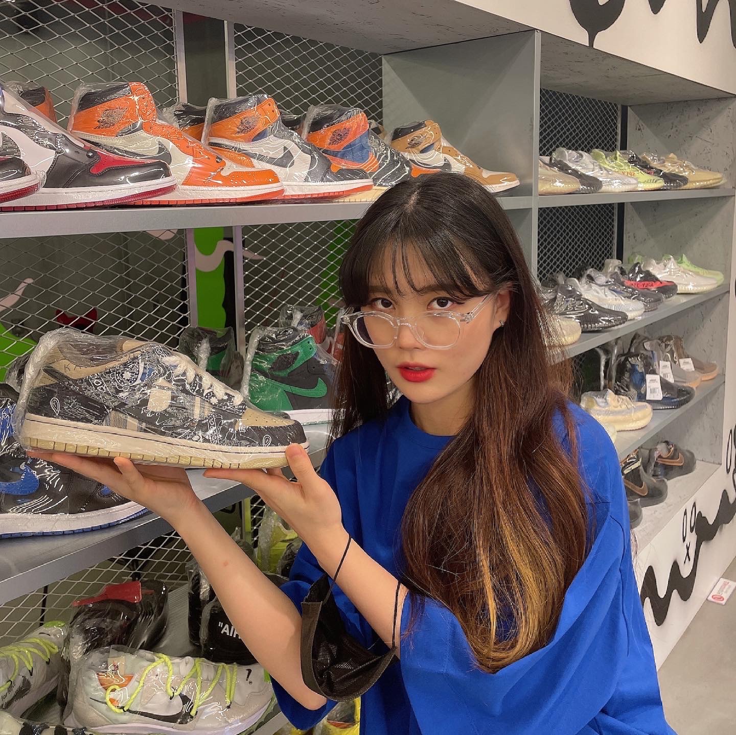 (W) Alexander McQueen Oversized Sneakers White Black, Nike x Travis Scott SB Dunk Low 착용 스타일 - 2