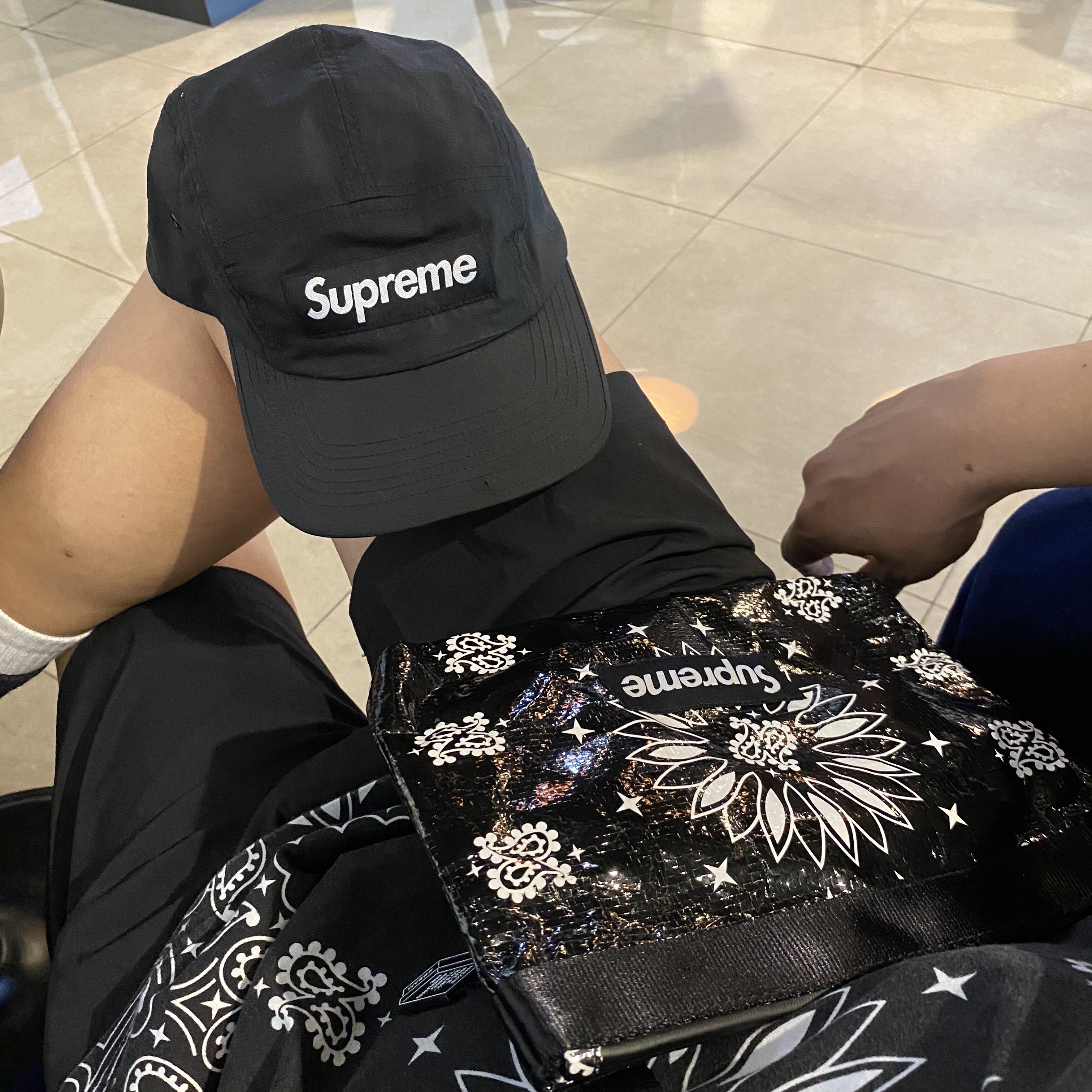 Supreme Bandana Tarp Side Bag Black - 21SS, Supreme Dry Wax Cotton Camp Cap Black - 20FW 착용 스타일 - 2