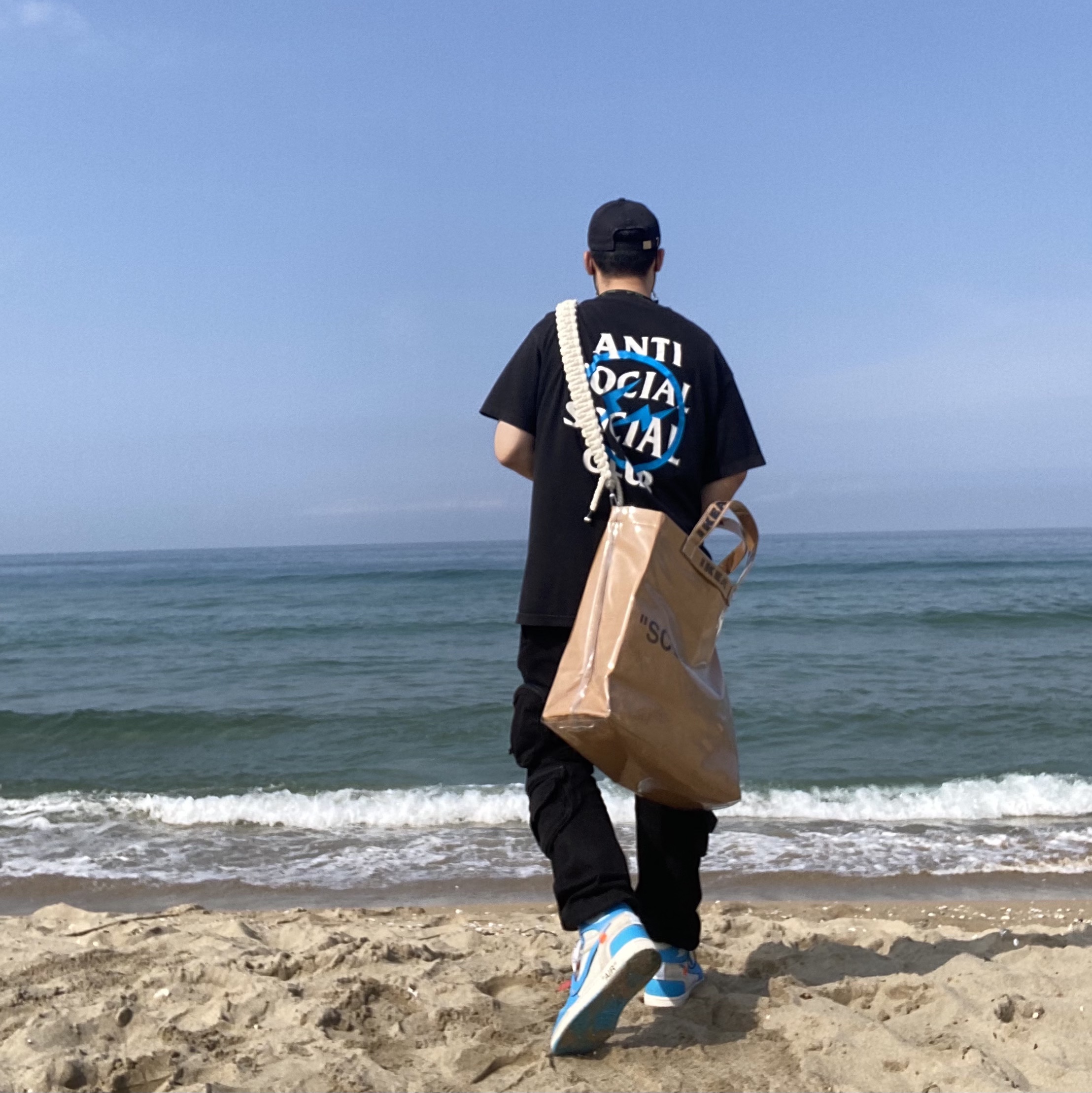 Anti Social Social Club x Fragment Blue Bolt T-Shirt, Jordan 1 x Off-White Retro High University Blue 착용 스타일