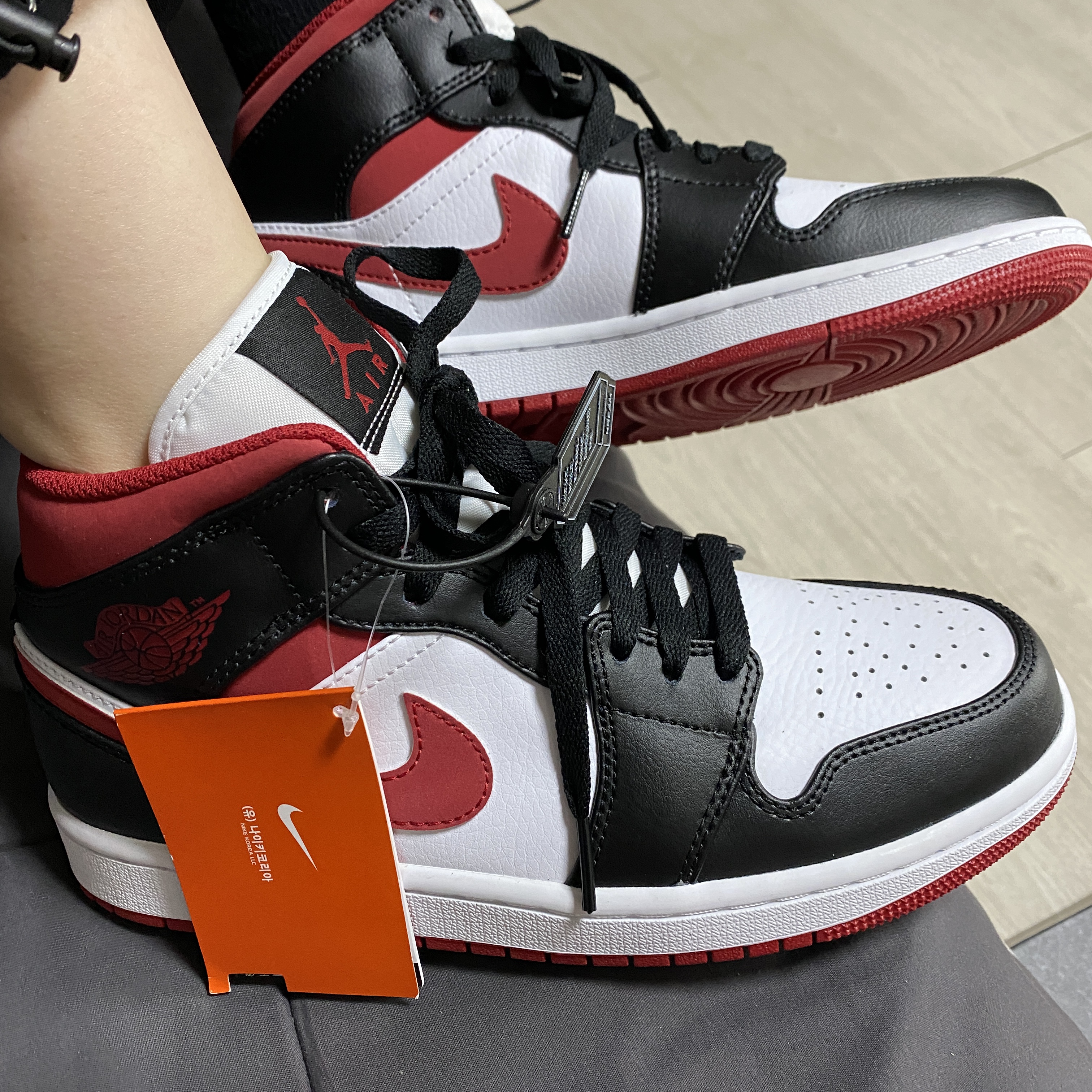 Jordan 1 Mid Gym Red Black White 착용 스타일 - 3