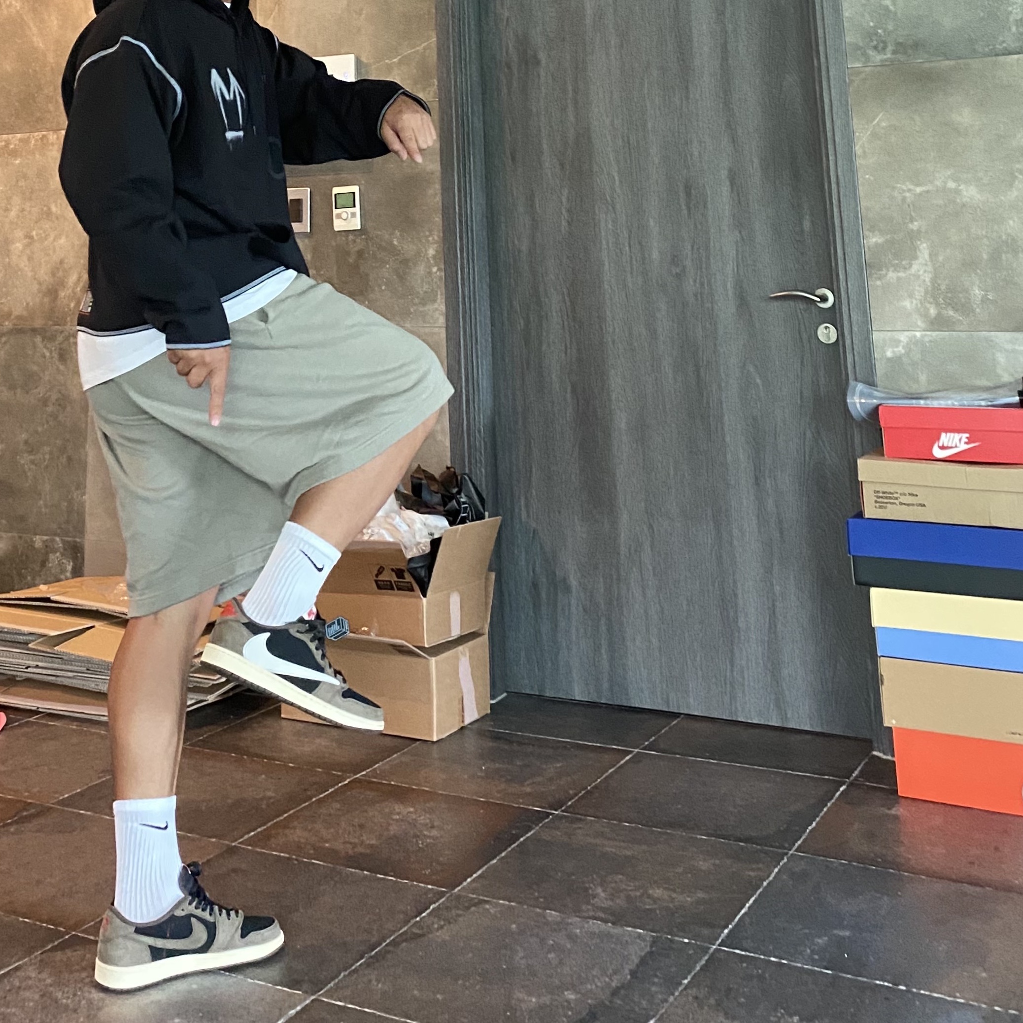 Jordan 1 x Travis Scott Retro Low OG SP Mocha, Nike x Off-White NRG RU Hoodie 착용 스타일