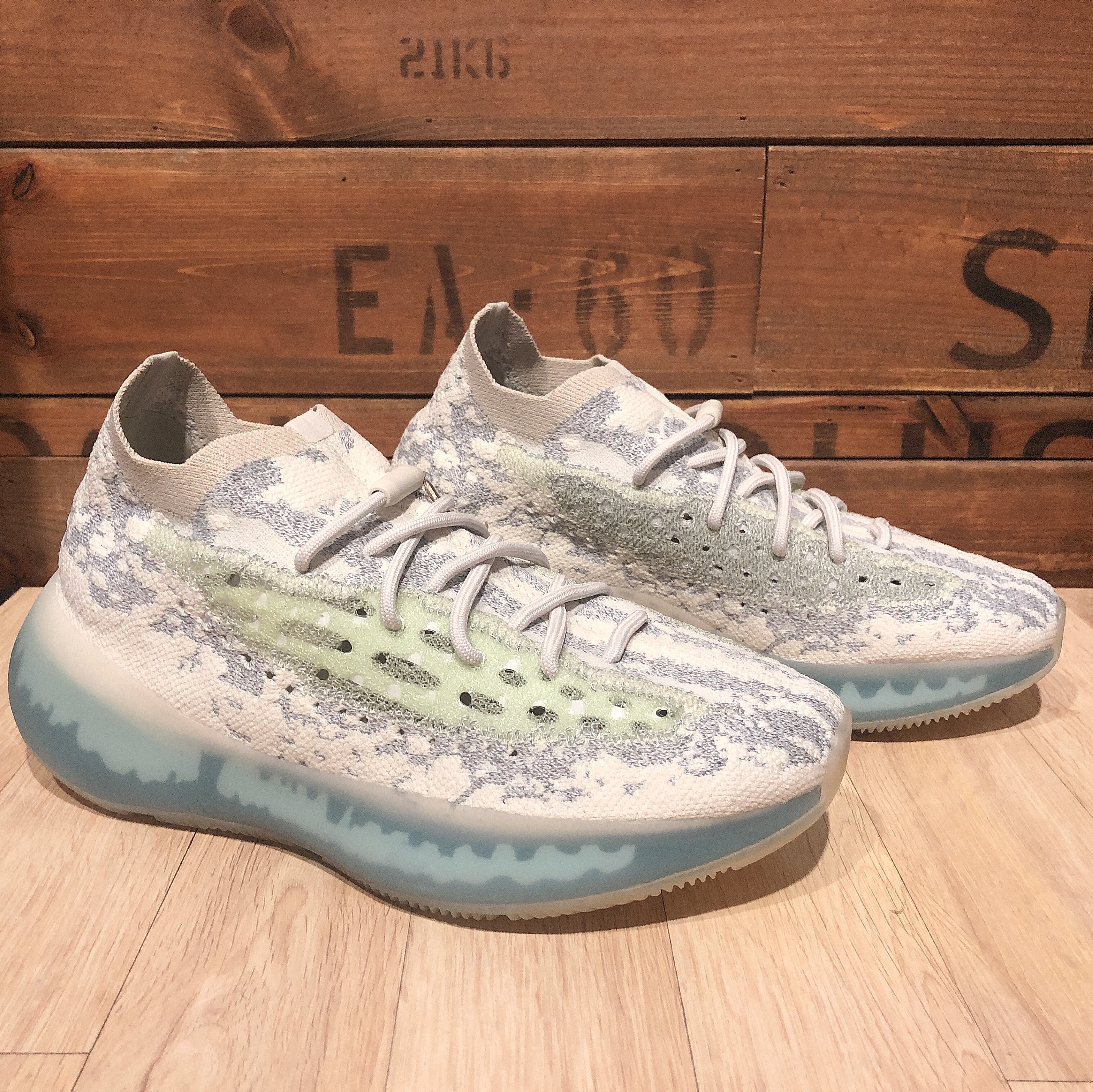 Adidas Yeezy Boost 380 Alien Blue - Reflective 착용 스타일 - 1