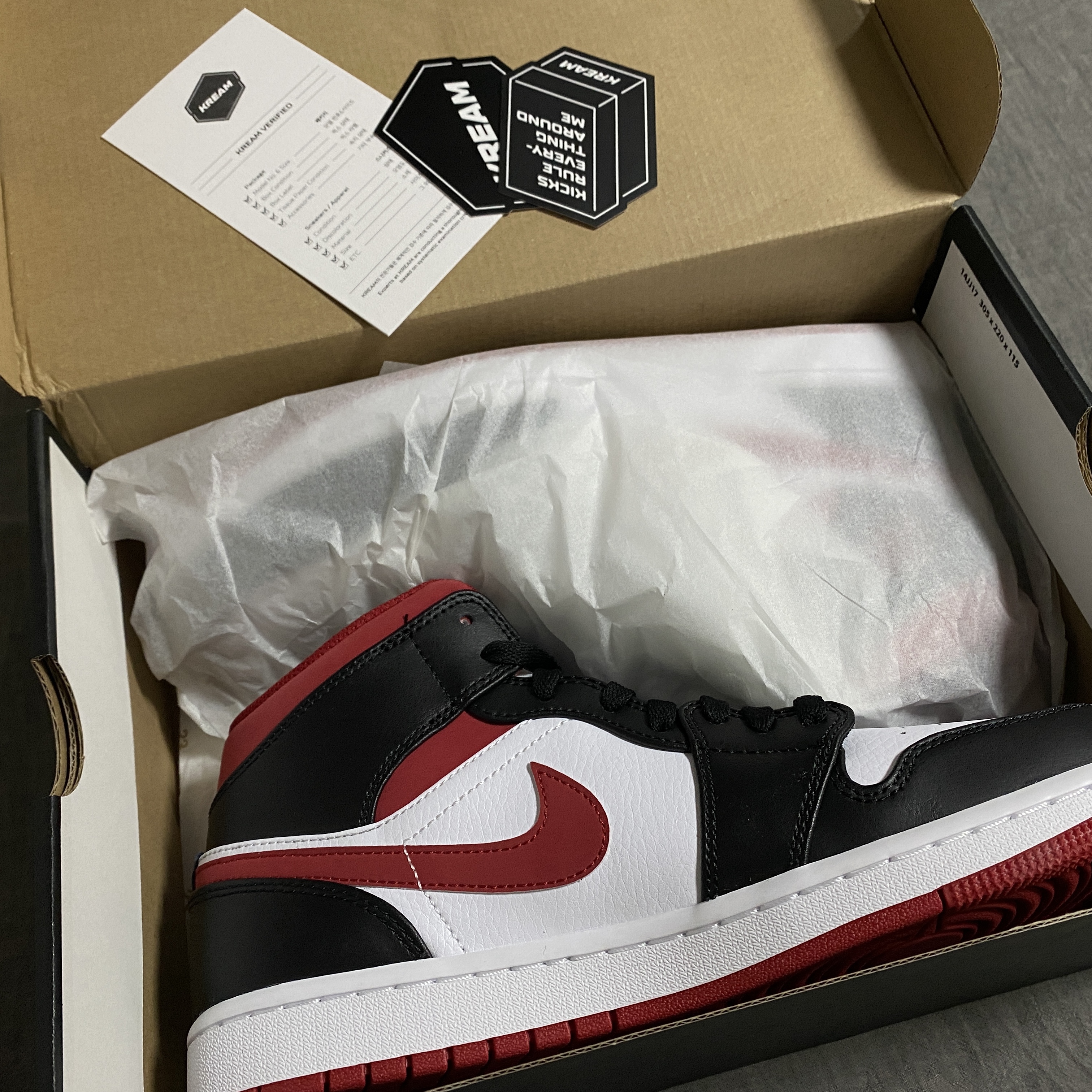 Jordan 1 Mid Gym Red Black White 착용 스타일 - 1