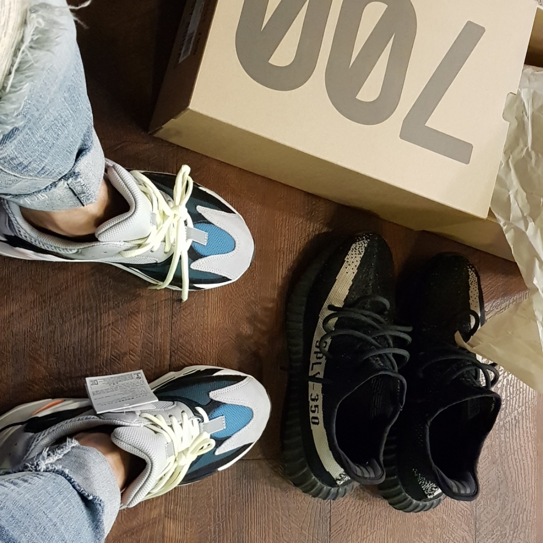 Adidas Yeezy Boost 700 Wave Runner Solid Grey 2017/2019, Adidas Yeezy Boost 350 V2 Core Black White 2016 착용 스타일 - 1