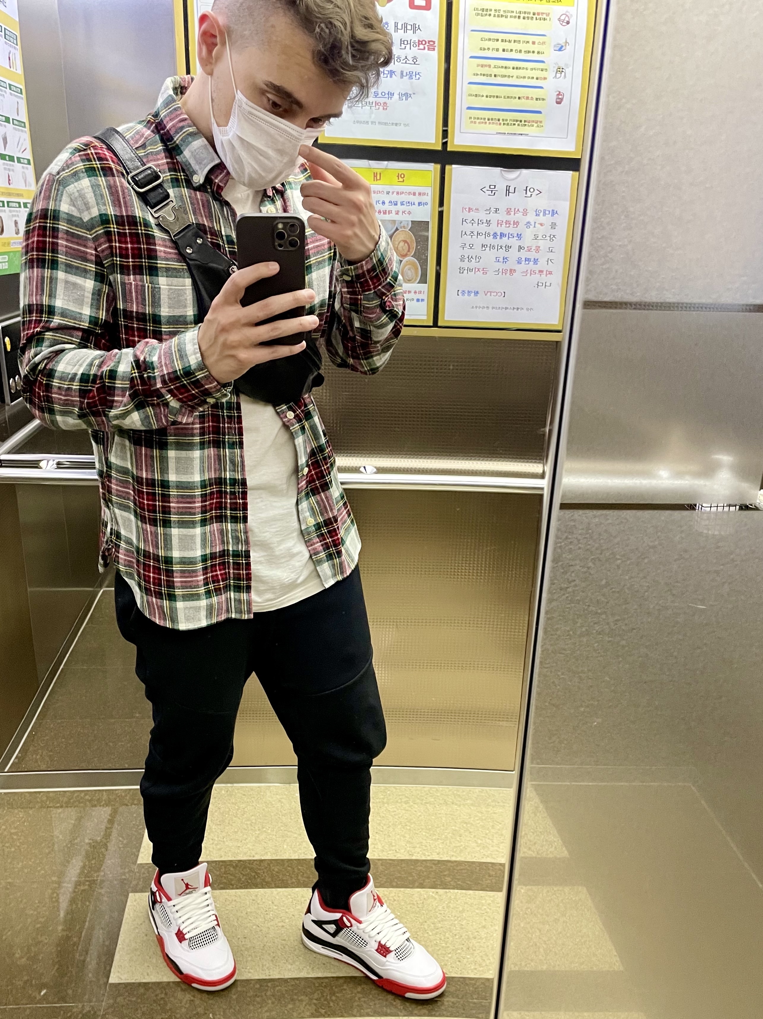 Jordan 4 Retro OG Fire Red 2020 착용 스타일 - 1