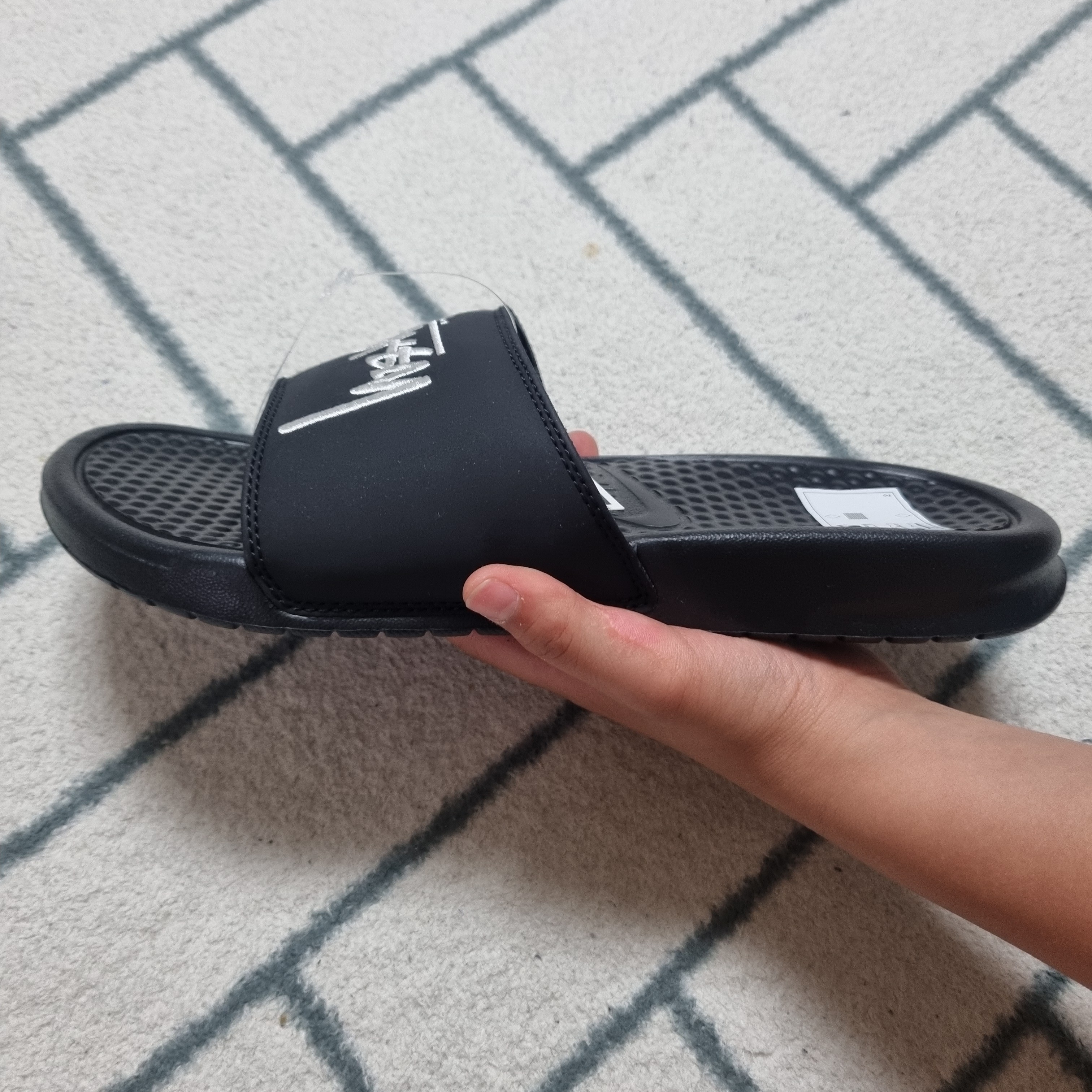 Nike x Stussy Benassi Slide Black 착용 스타일 - 2
