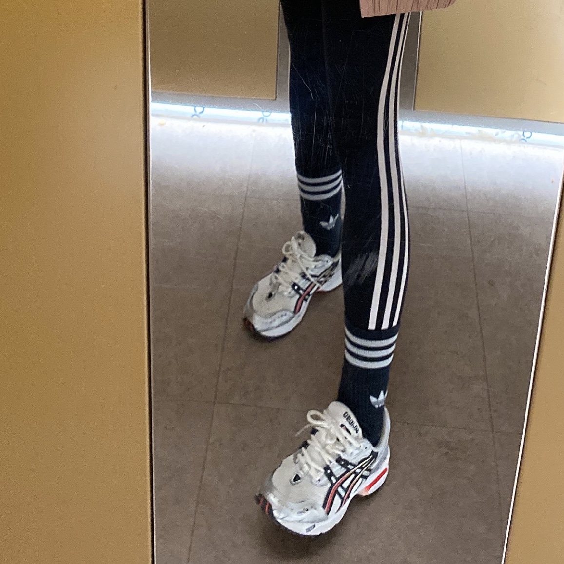 Asics Gel-1090 White Black 착용 스타일 - 3