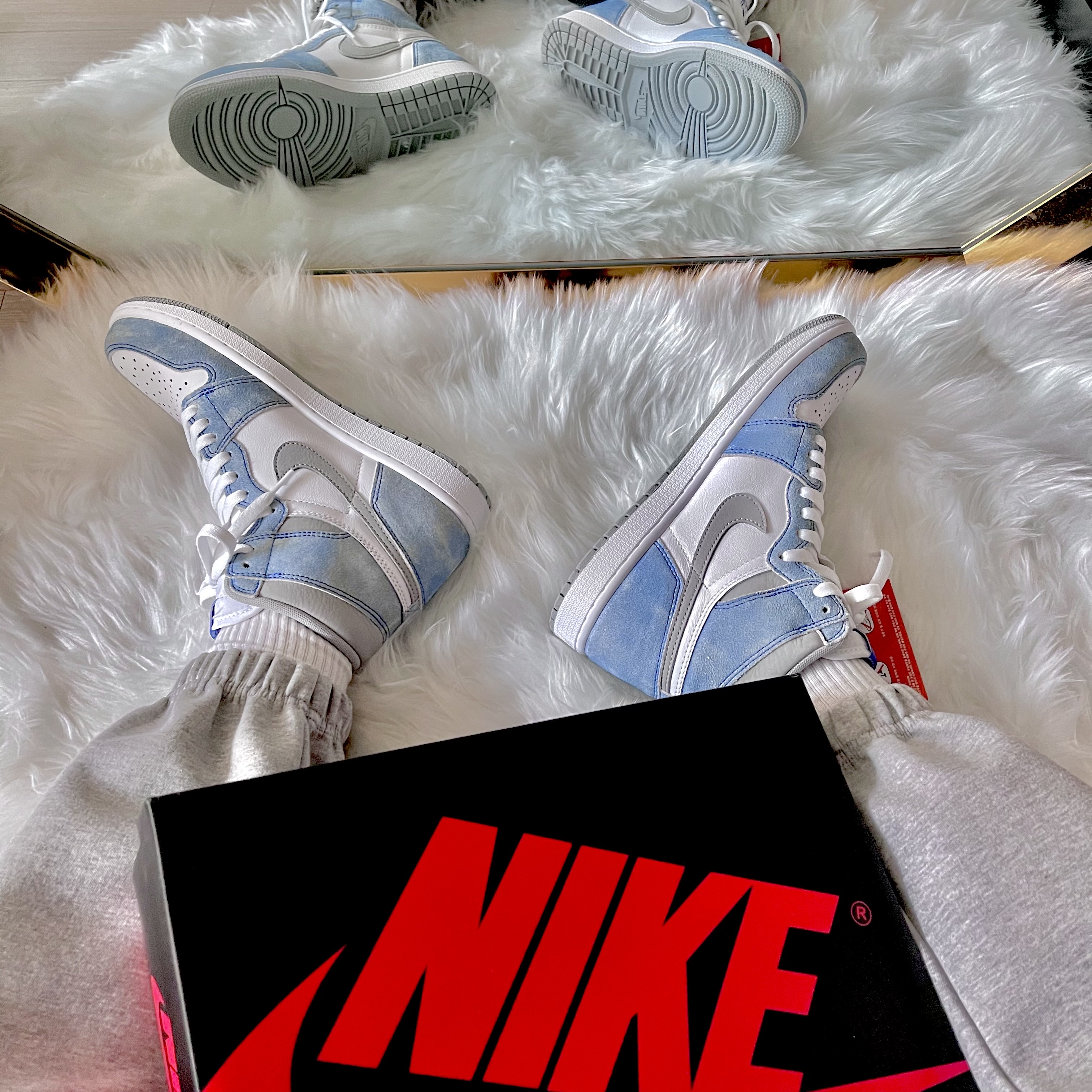 Jordan 1 Retro High OG Hyper Royal 착용 스타일 - 1