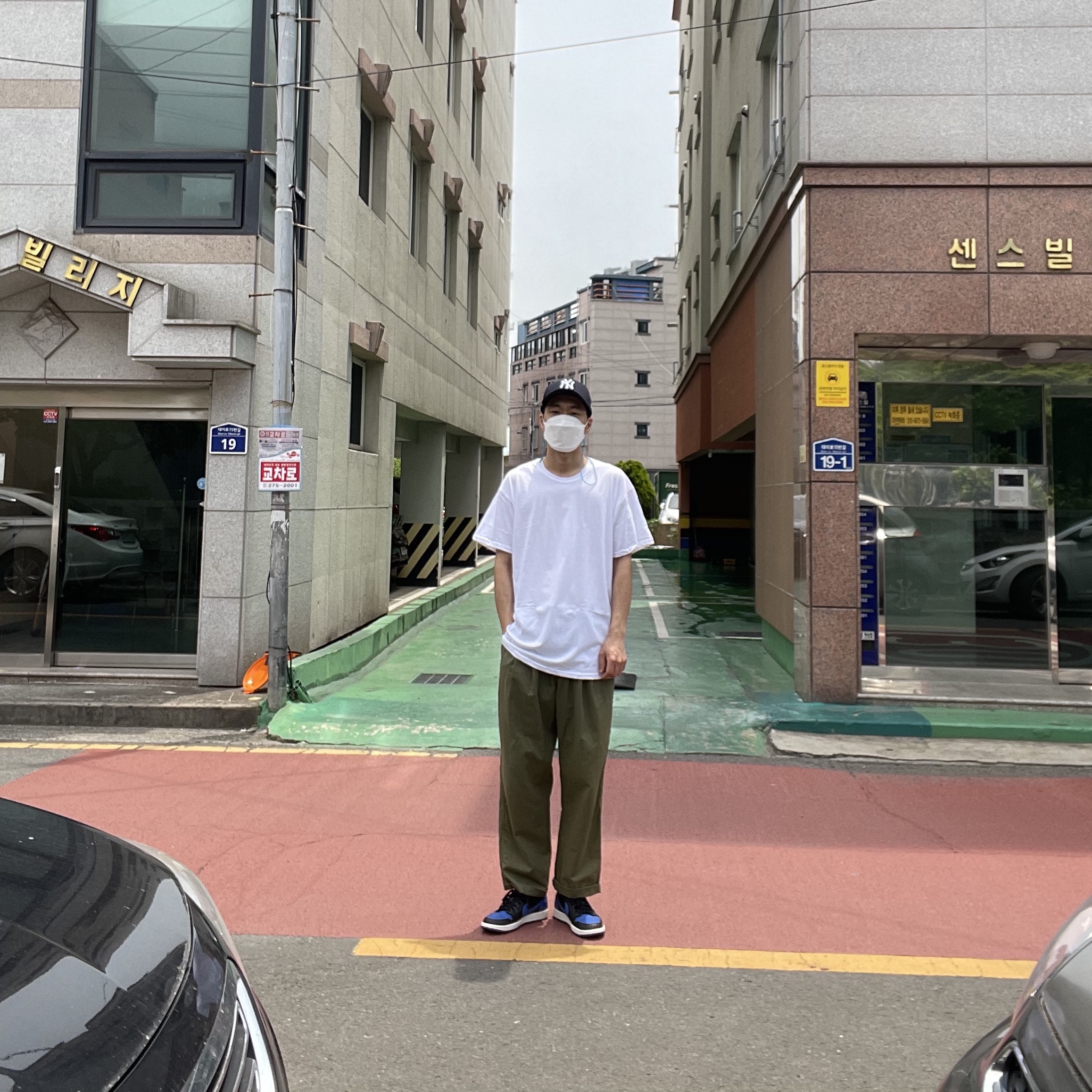 Supreme Hanes Tagless T-Shirt White (3 Pack), Jordan 1 Retro Low OG Royal 2015 착용 스타일 - 1