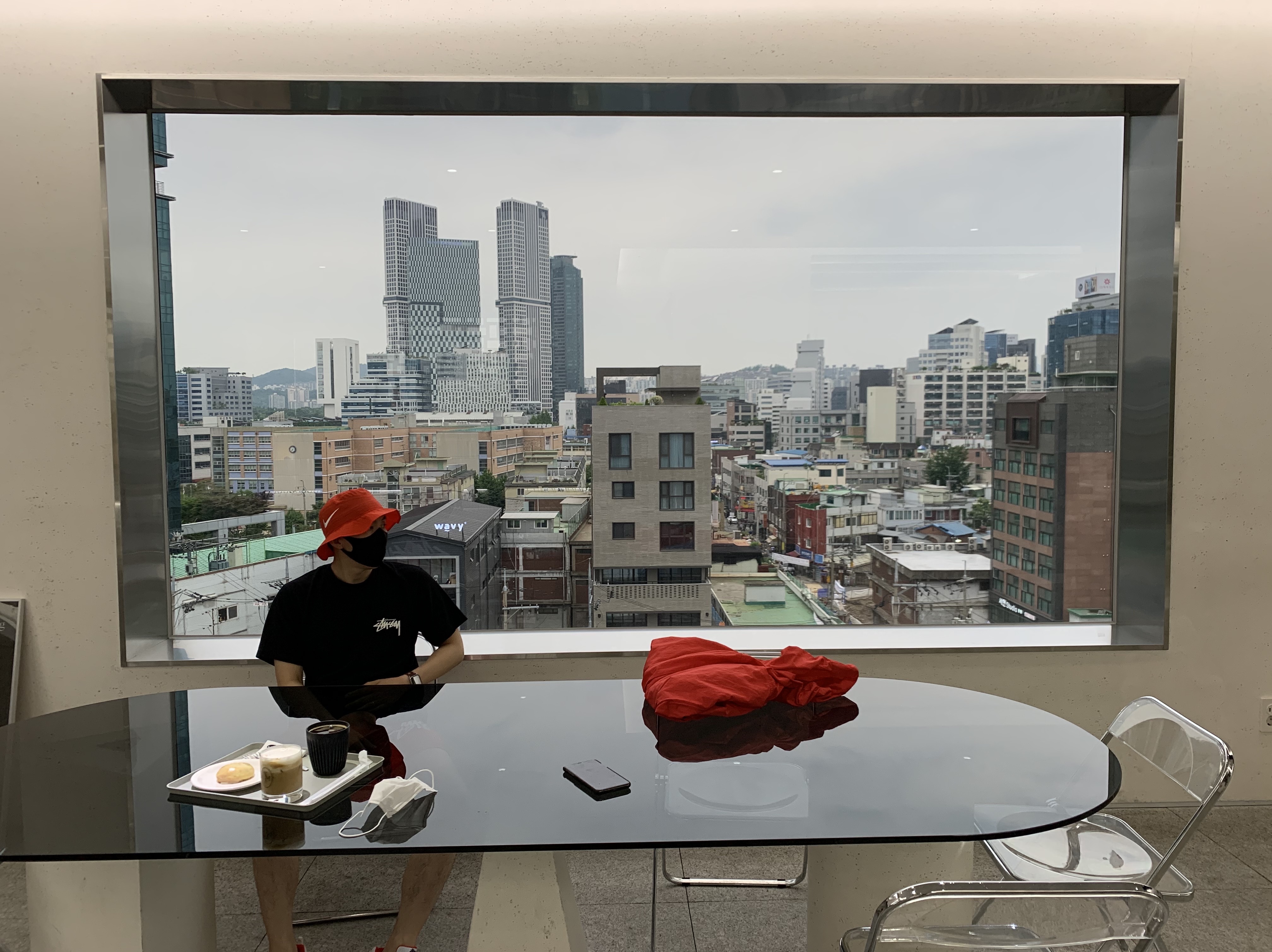 Stussy Reflection T-Shirt Black, Nike x Stussy Windrunner Jacket Habanero Red 착용 스타일