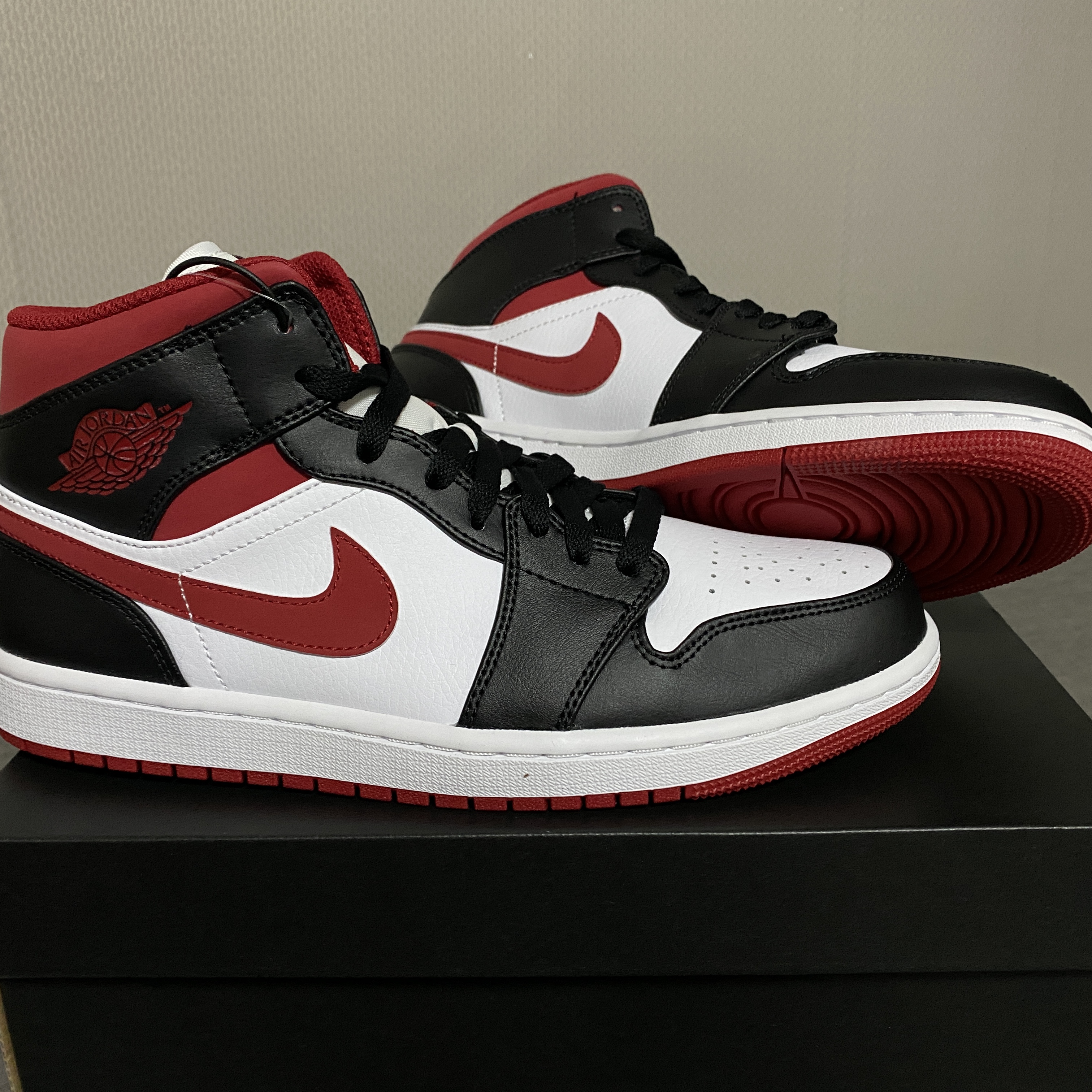 Jordan 1 Mid Gym Red Black White 착용 스타일 - 2