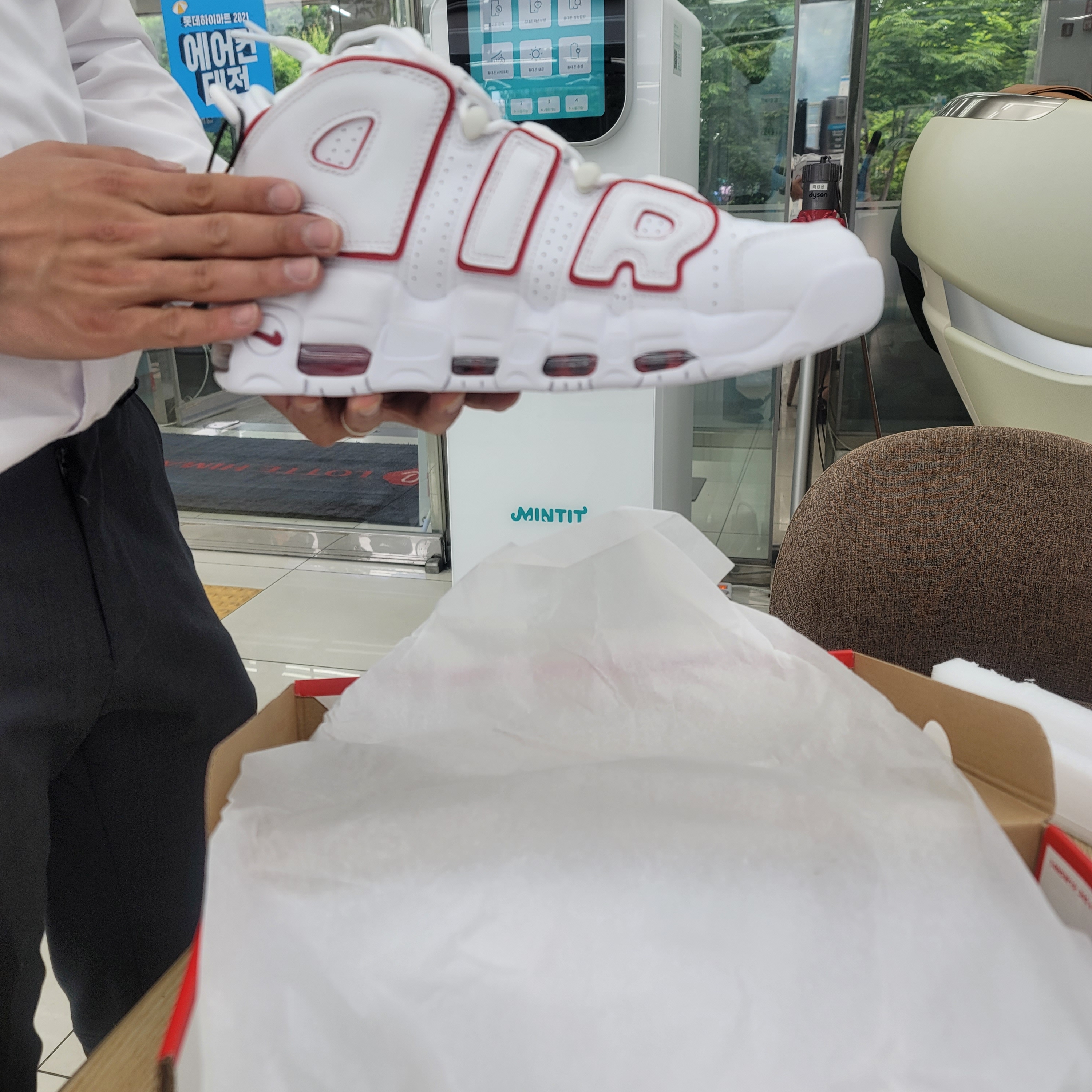 Nike Air More Uptempo White Varsity Red 2021 착용 스타일 - 1