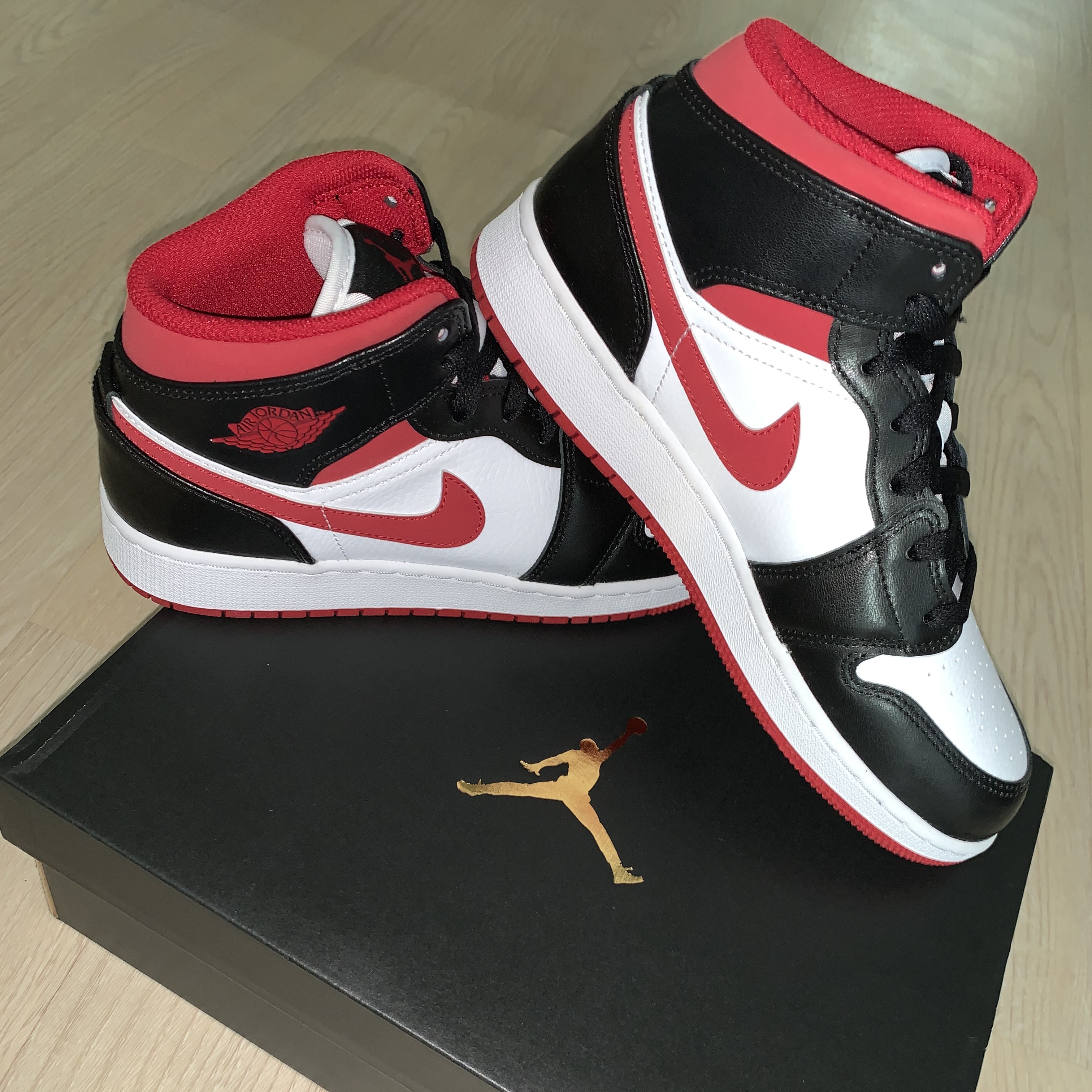 (GS) Jordan 1 Mid Gym Red Black White 착용 스타일