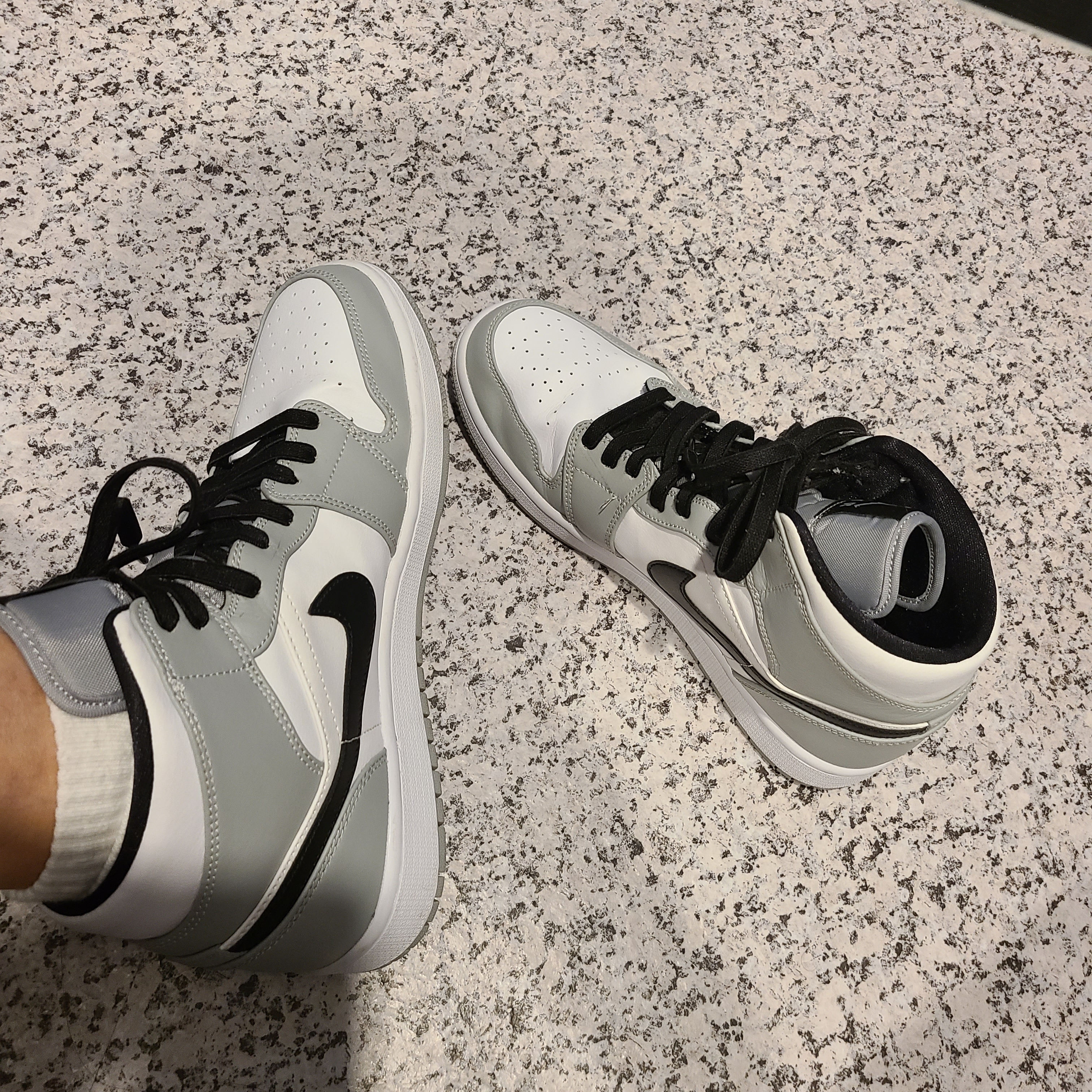 Jordan 1 Mid Light Smoke Grey 착용 스타일