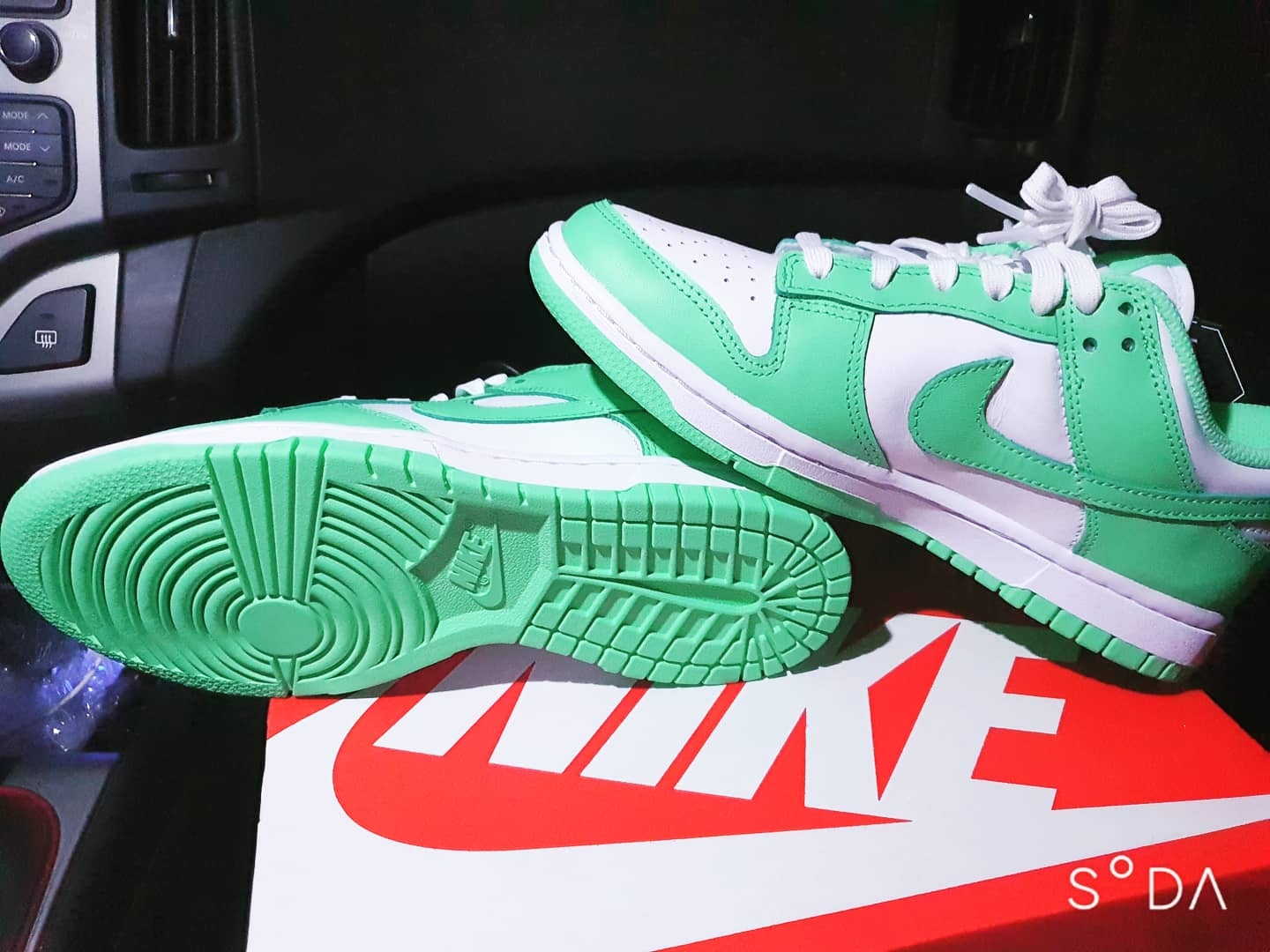 (W) Nike Dunk Low Green Glow 착용 스타일 - 4