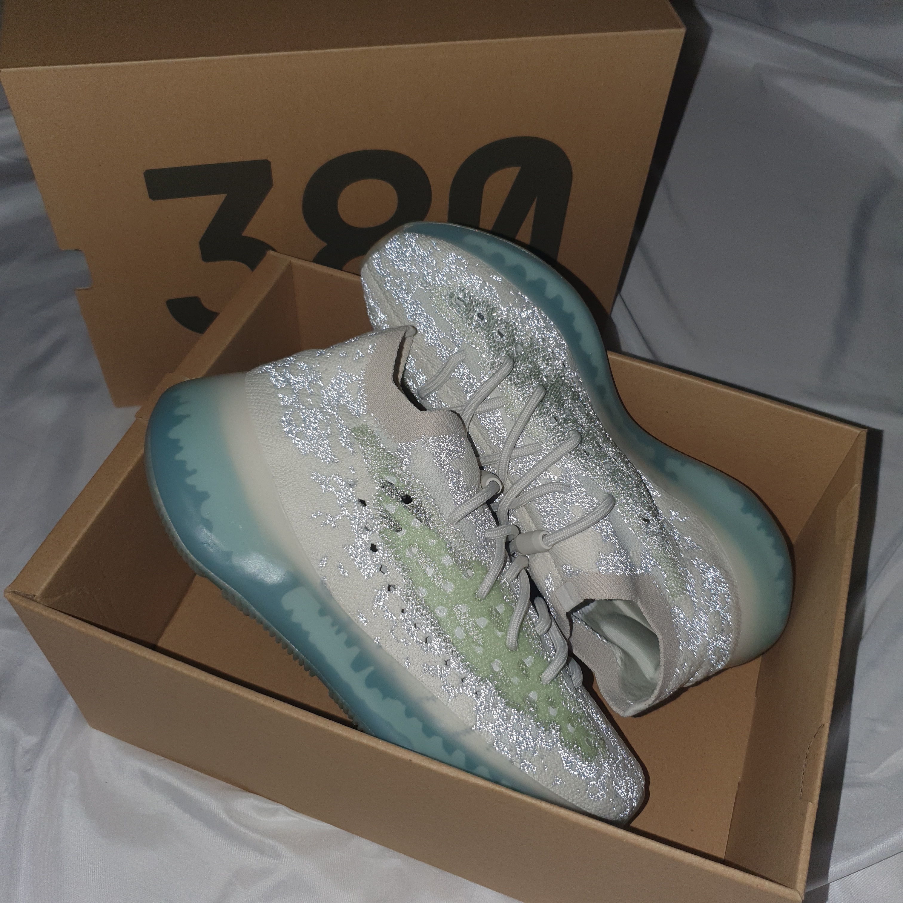 Adidas Yeezy Boost 380 Alien Blue - Reflective 착용 스타일