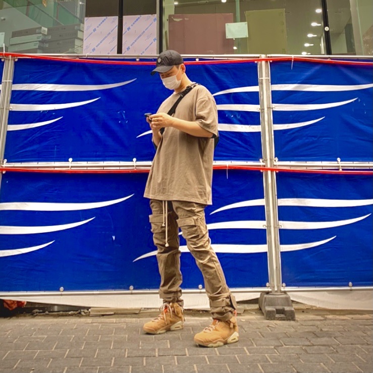 Essentials T-Shirt Taupe - 21SS, Jordan 6 x Travis Scott Retro SP British Khaki 착용 스타일
