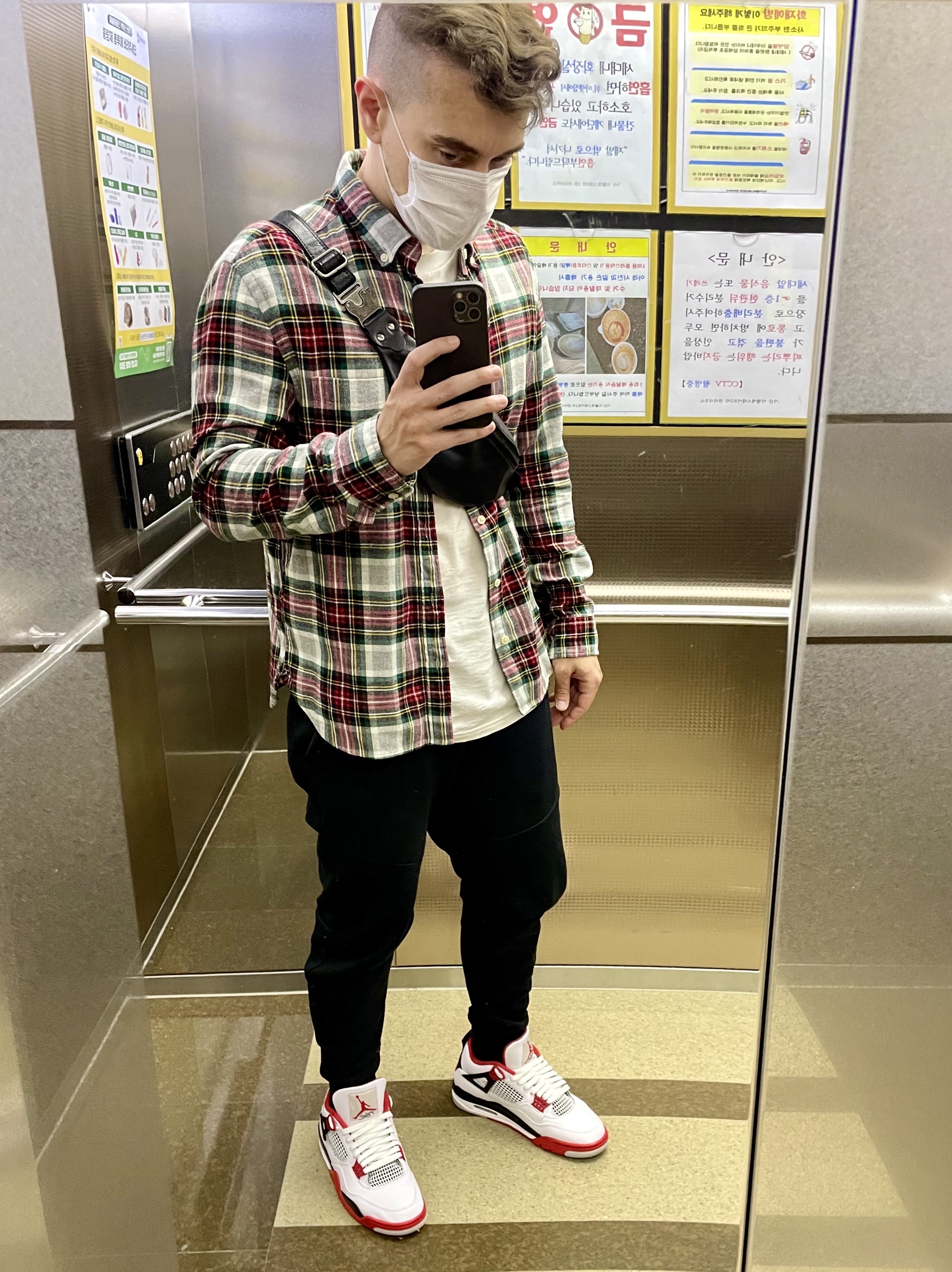 Jordan 4 Retro OG Fire Red 2020 착용 스타일 - 2