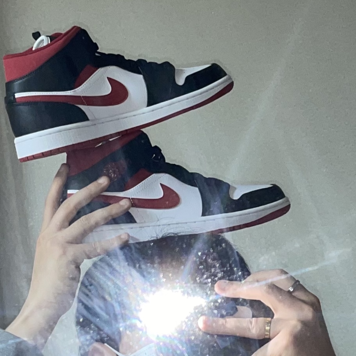 Jordan 1 Mid Gym Red Black White 착용 스타일 - 2