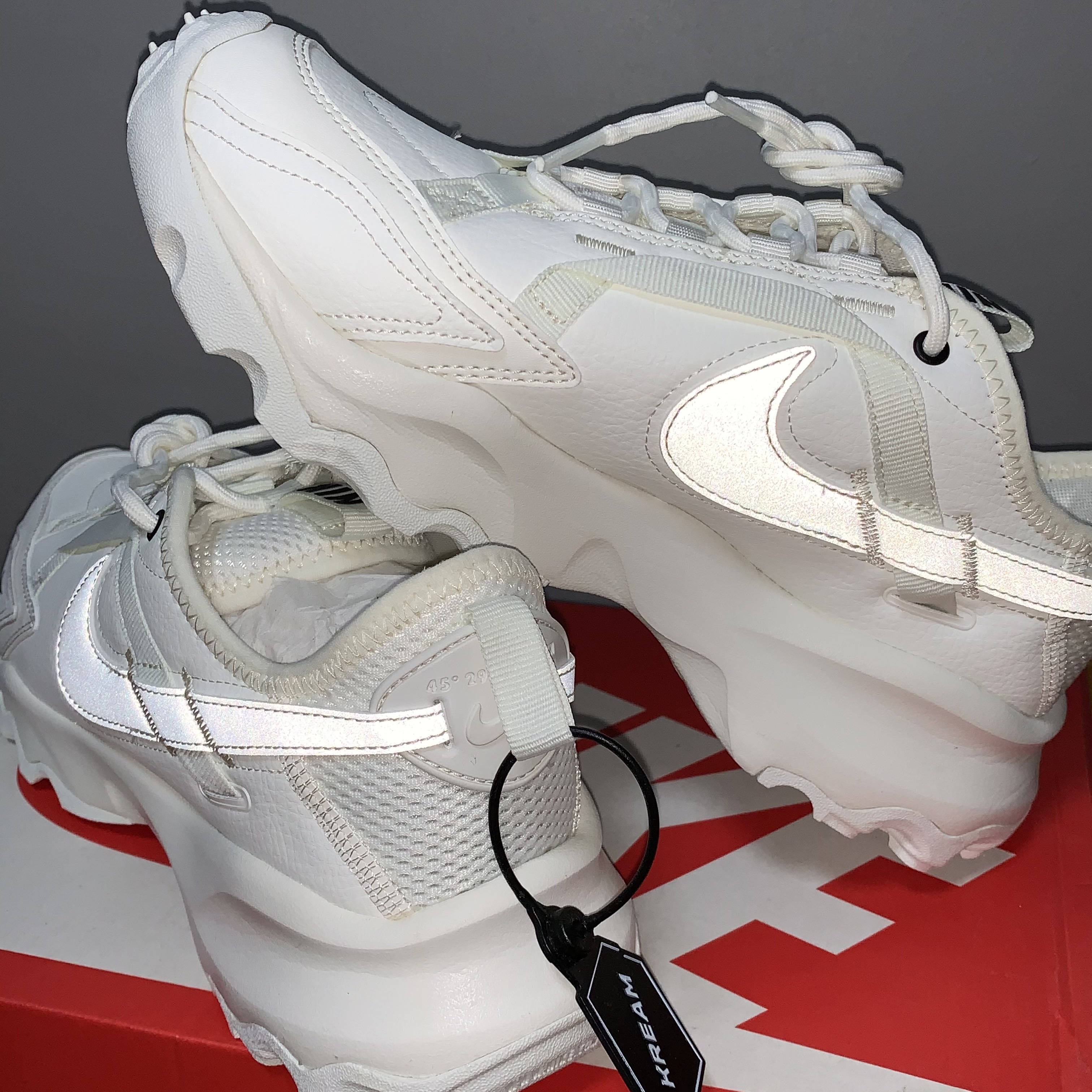 (W) Nike TC 7900 Summit White 착용 스타일