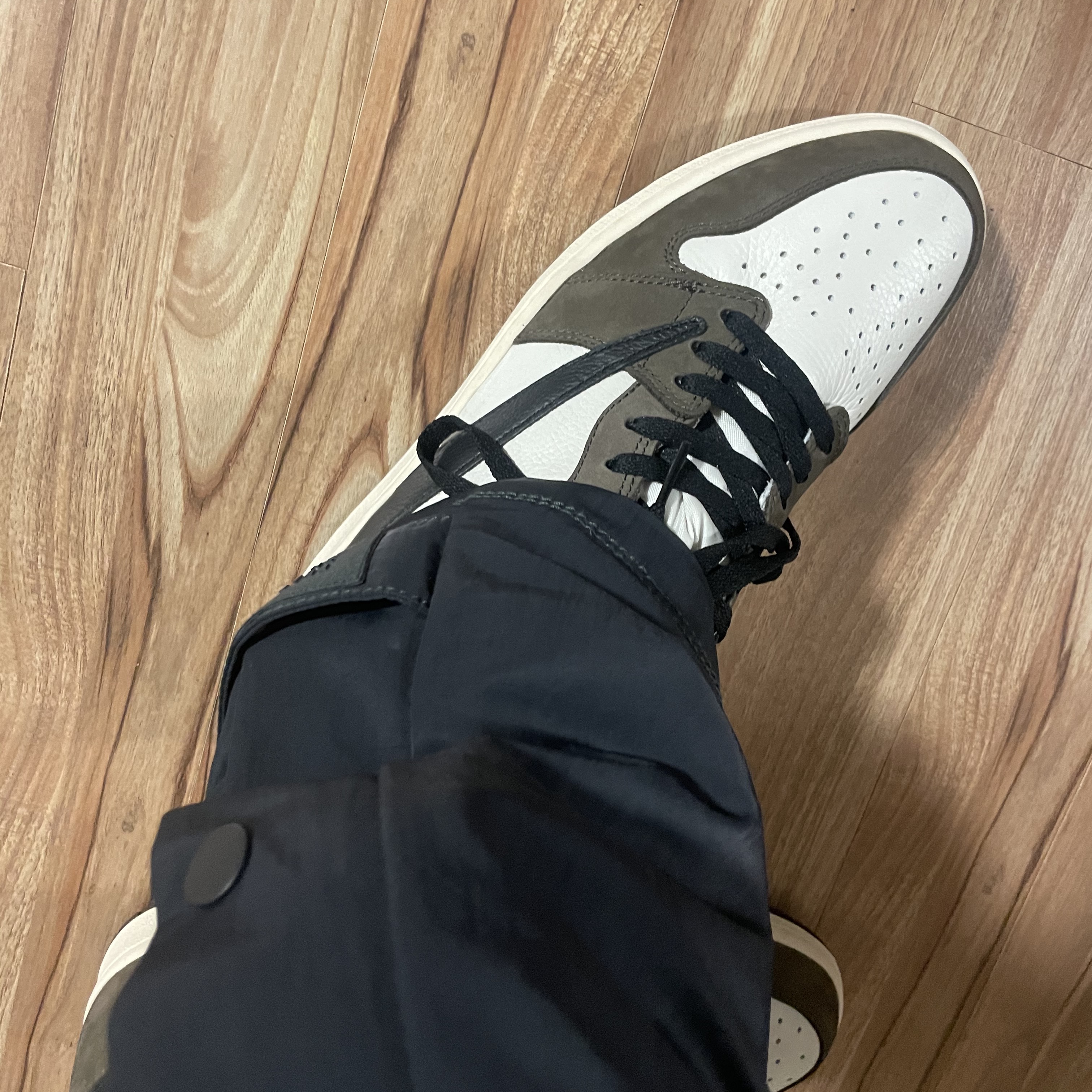 Jordan 1 x Travis Scott Retro High OG SP Mocha, Nike x Fear of God Warm Up Pants Off Noir 착용 스타일