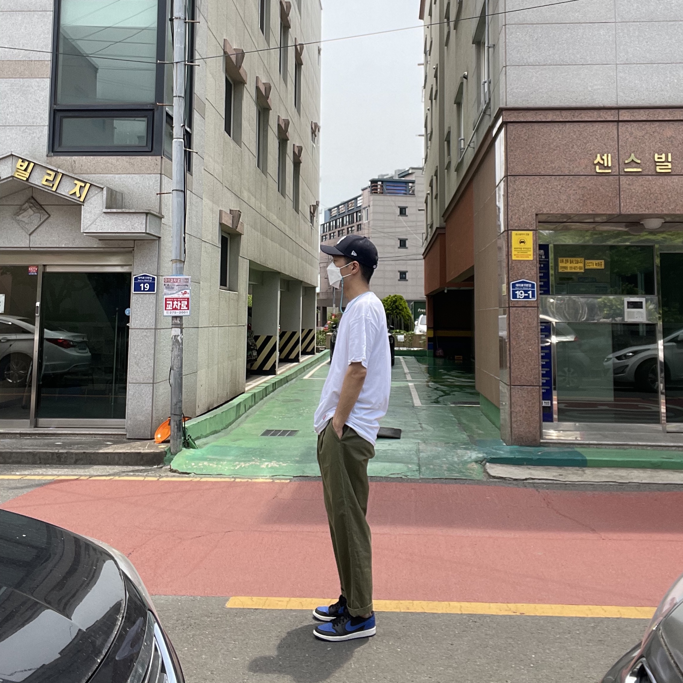 Supreme Hanes Tagless T-Shirt White (3 Pack), Jordan 1 Retro Low OG Royal 2015 착용 스타일 - 2