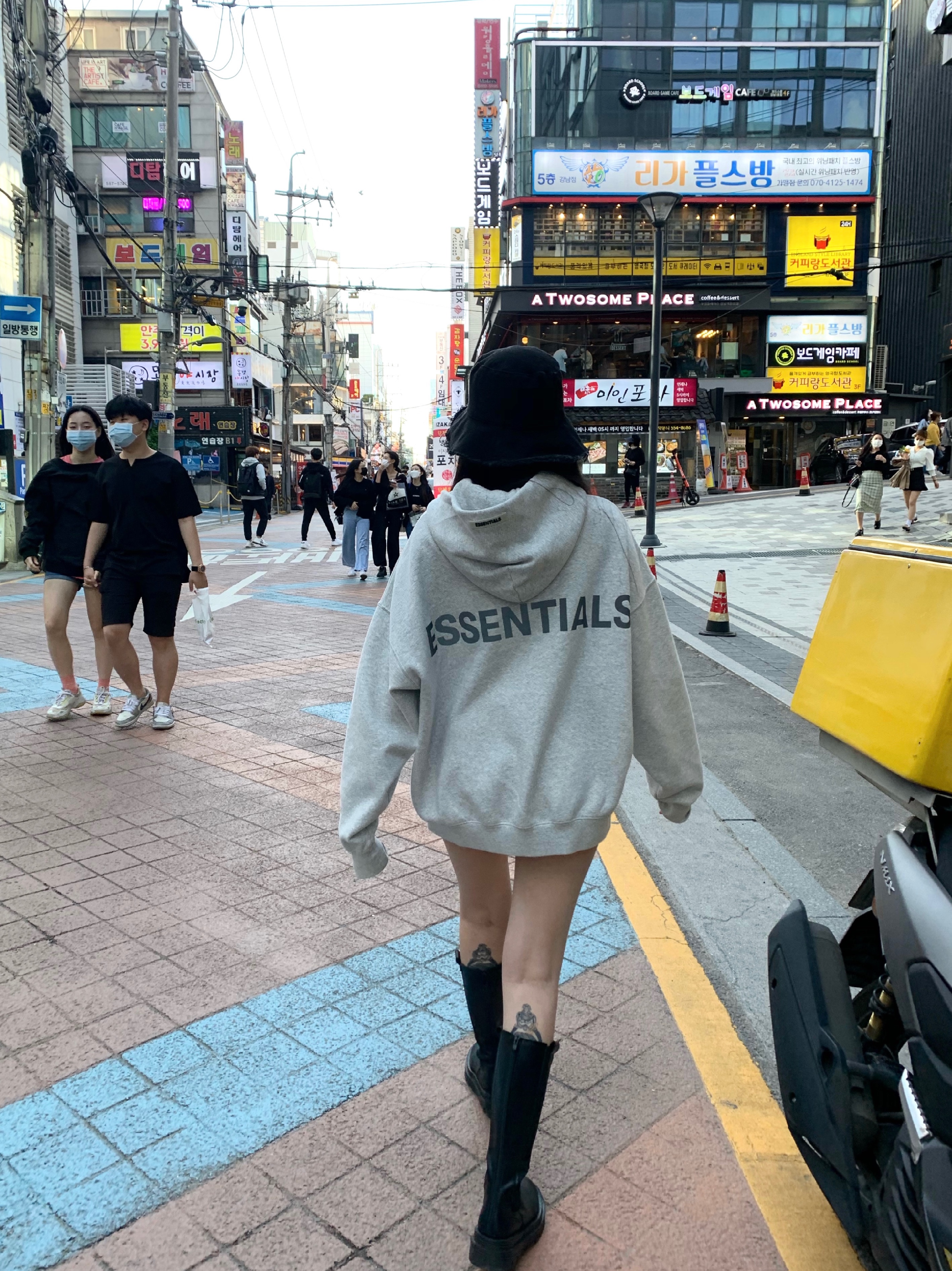 Essentials 3D Silicon Applique Pullover Hoodie Dark Slate/Black 2020 착용 스타일