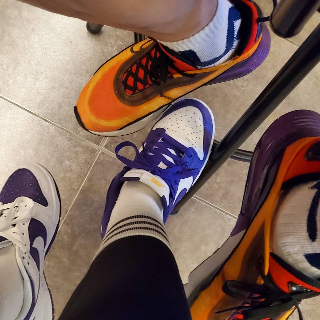 (W) Nike Dunk Low SE Flip, (W) Nike Air Max 2090 Lava Glow 착용 스타일 - 2
