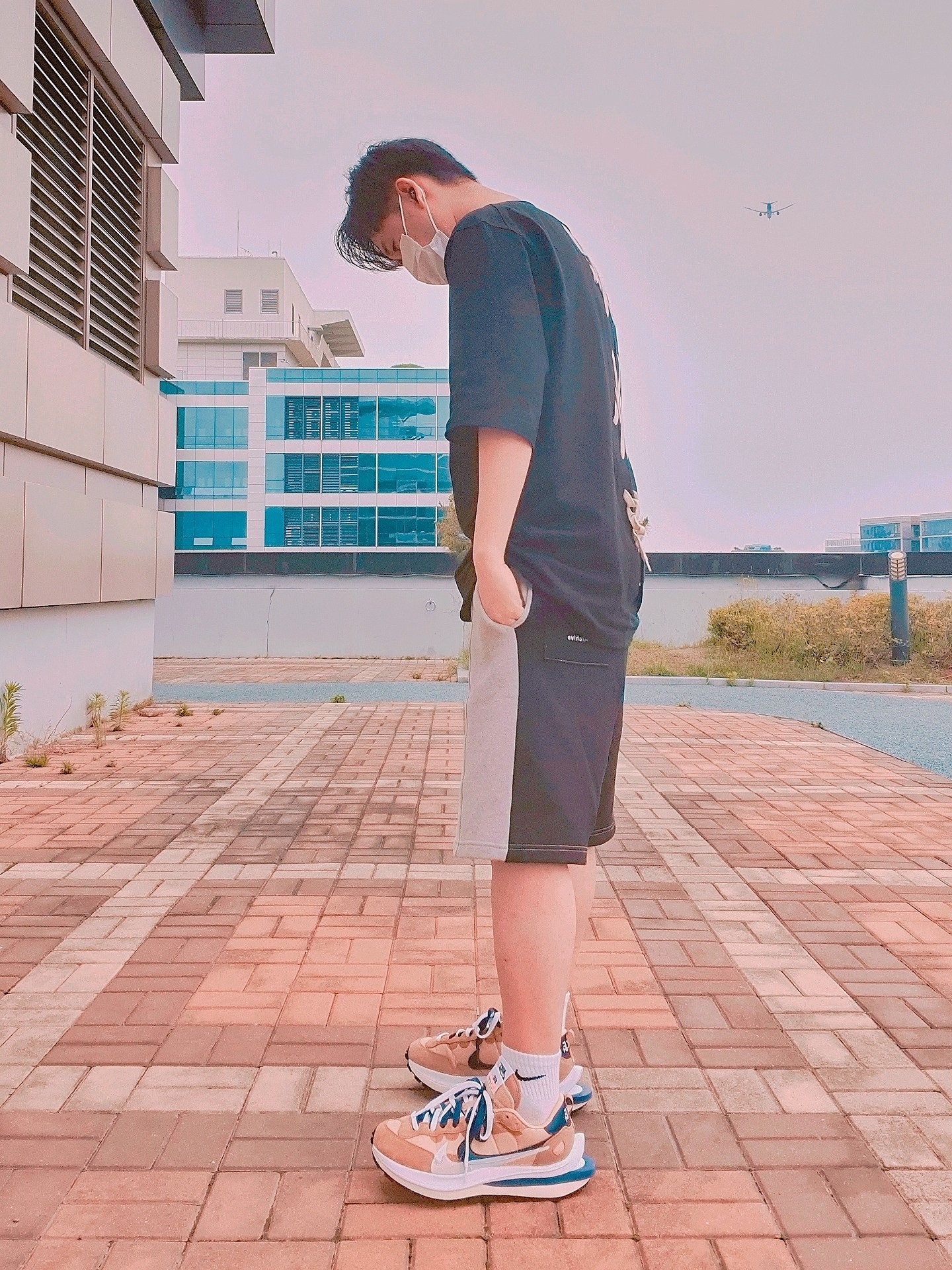 Nike x Sacai VaporWaffle Sesame and Blue Void 착용 스타일 - 2