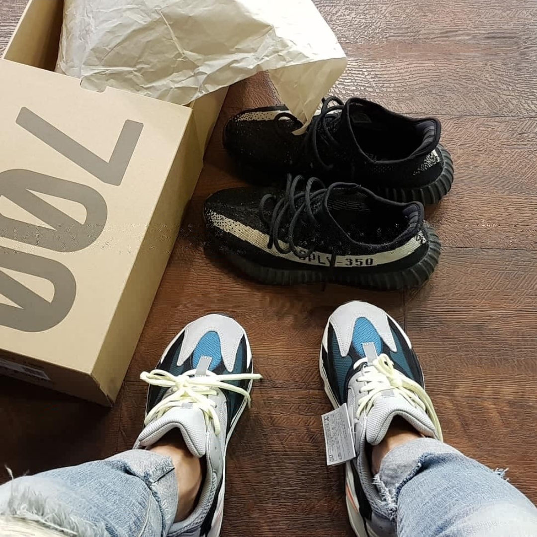 Adidas Yeezy Boost 700 Wave Runner Solid Grey 2017/2019, Adidas Yeezy Boost 350 V2 Core Black White 2016 착용 스타일 - 2