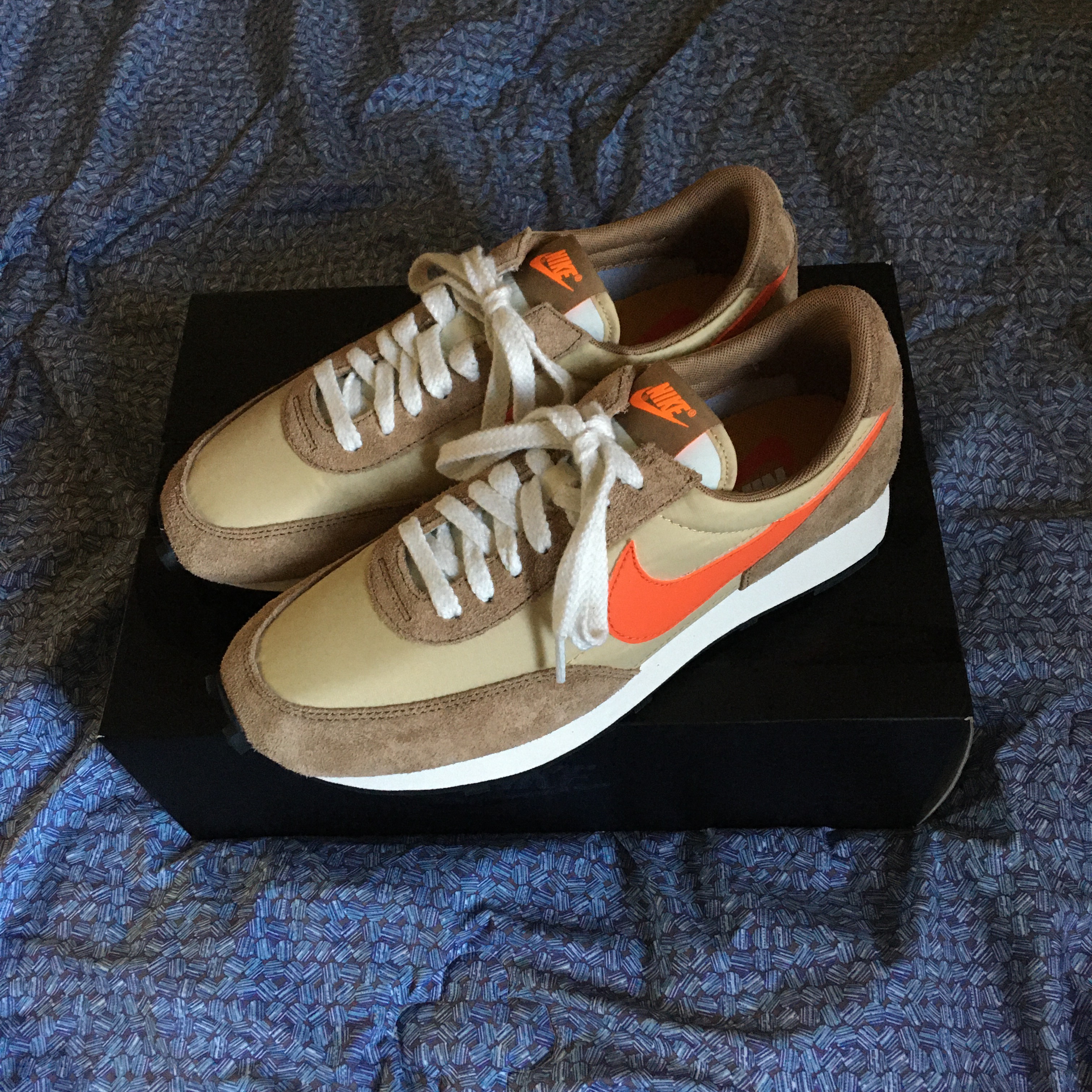 Nike Daybreak SP Vegas Gold College Orange 착용 스타일