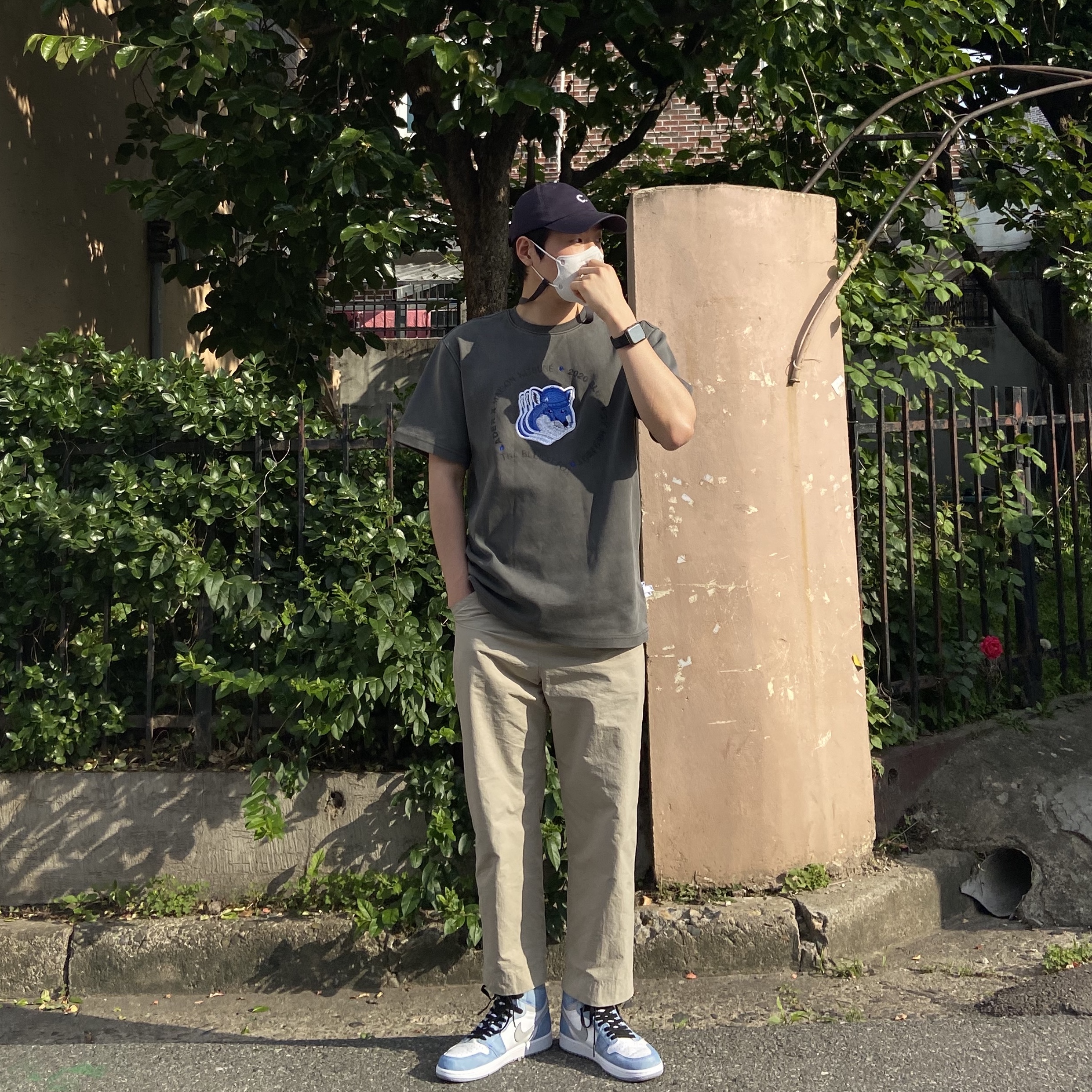 Jordan 1 Retro High OG Hyper Royal, Maison Kitsune x Ader Error Triple Fox Head Logo T-Shirt Grey 착용 스타일
