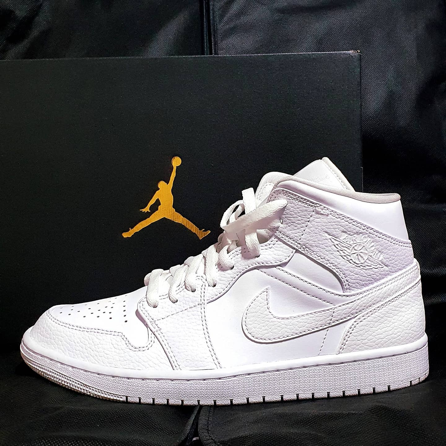Jordan 1 Mid Triple White 착용 스타일 - 3