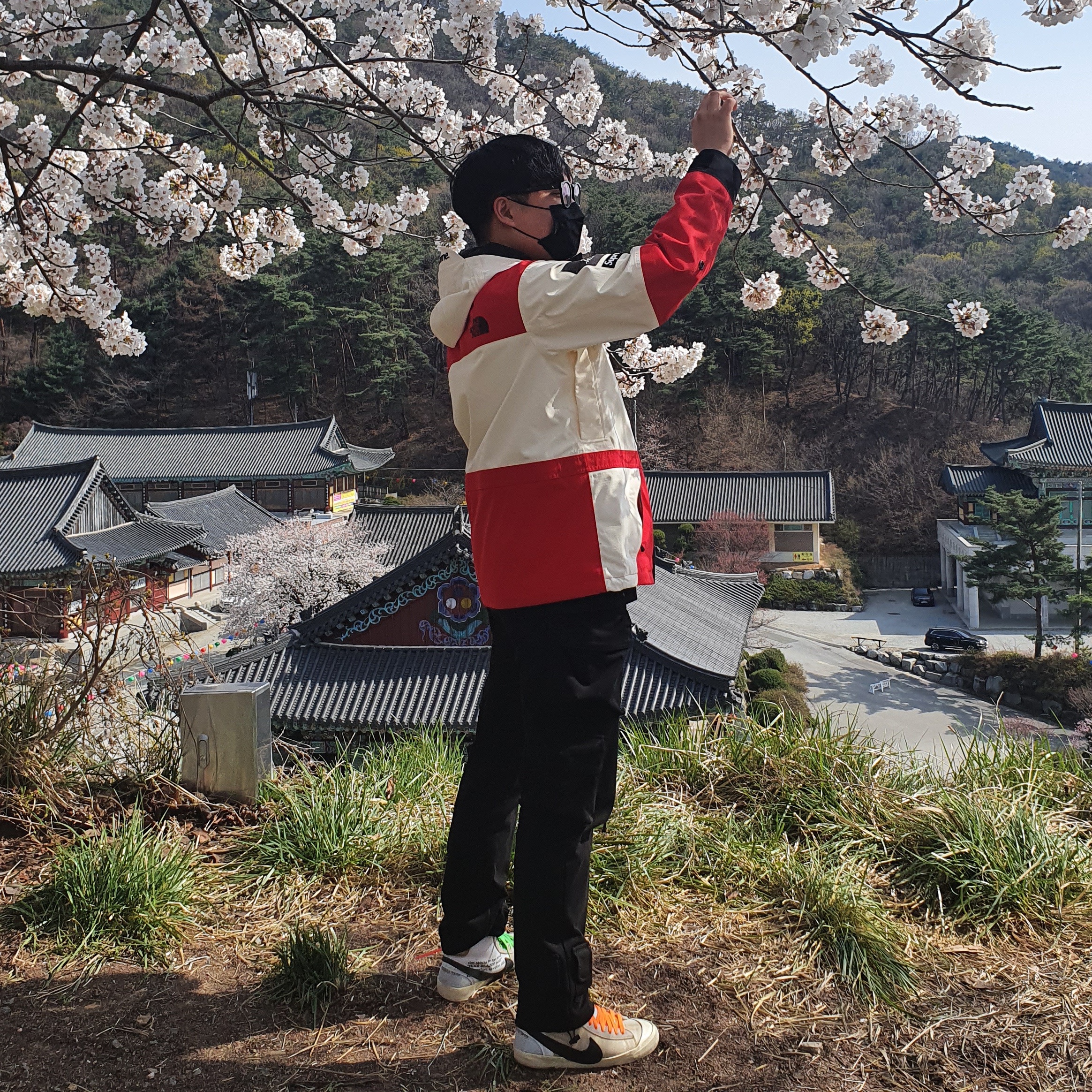 Nike x Off-White Blazer Mid White OG The Ten, Supreme x The North Face Expedition Jacket White - 18FW 착용 스타일