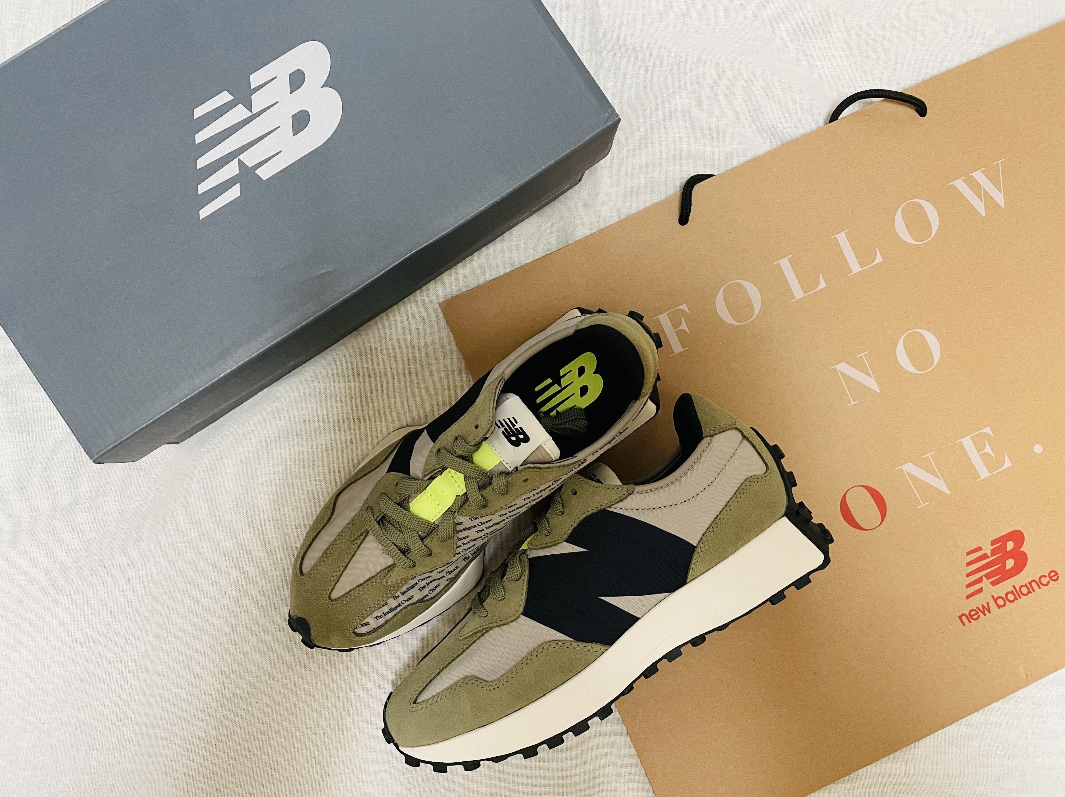 New Balance 327 Aluminum Covert Green 착용 스타일 - 1